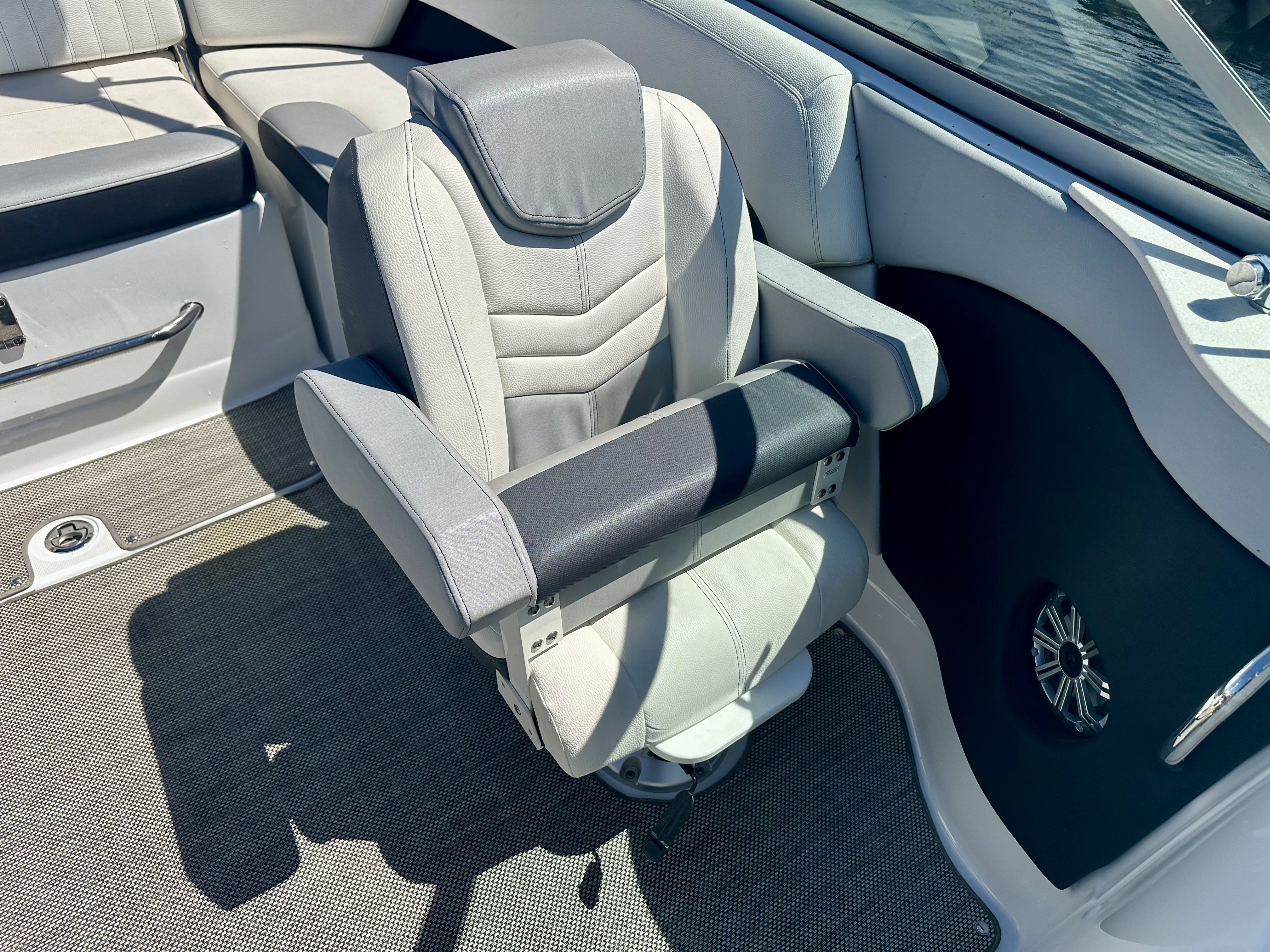 2017 Cruisers Yachts 238SS Image Thumbnail #15