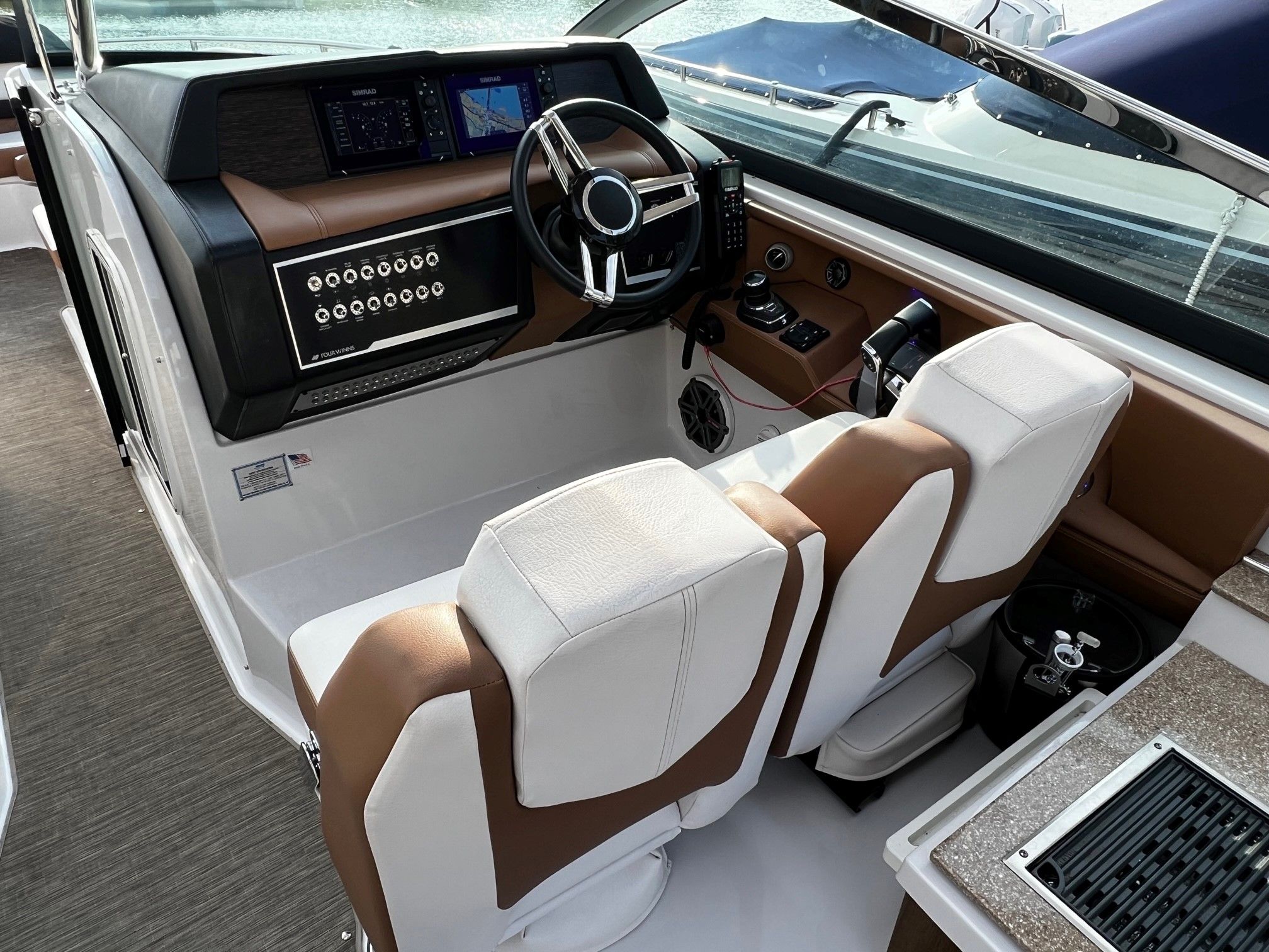 2018 Four Winns
                                                             350 HORIZON Image Thumbnail #12