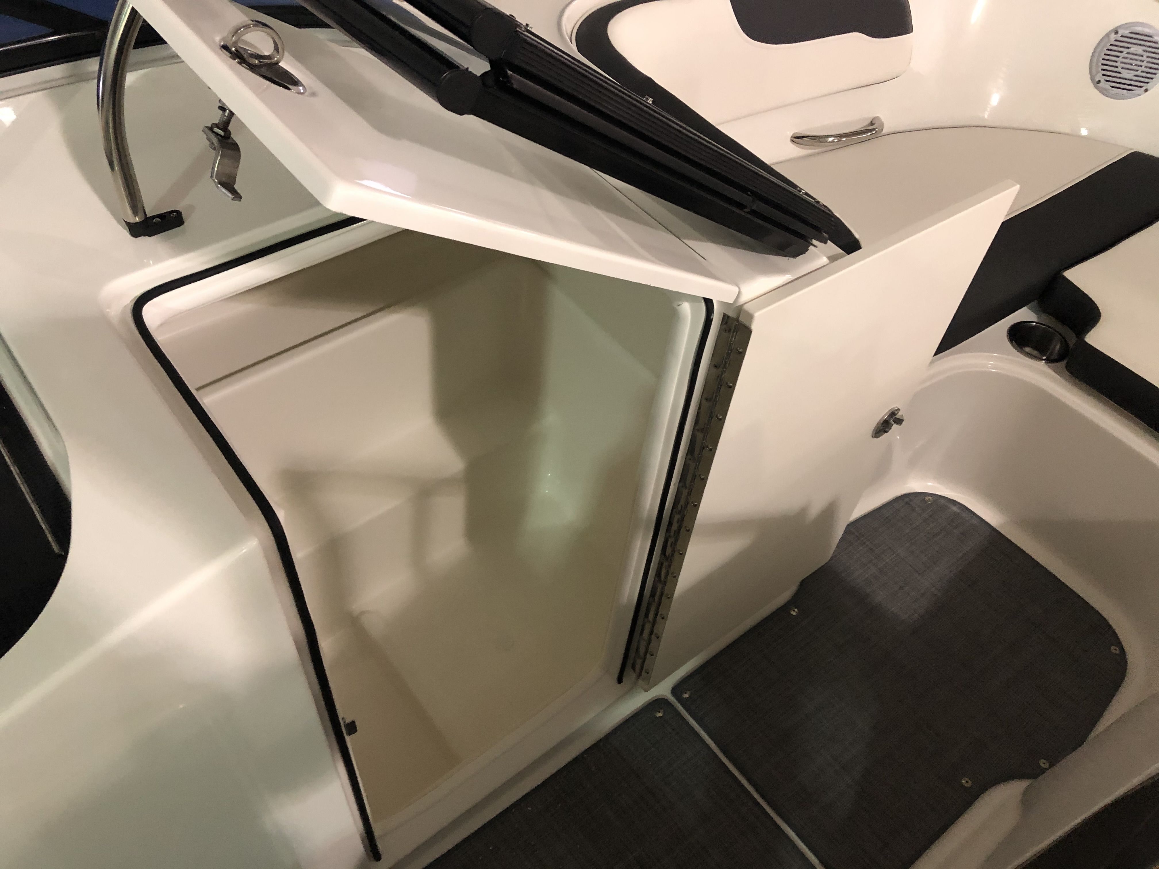 2021 Bayliner
                                                             VR6 Bowrider I/O Image Thumbnail #4