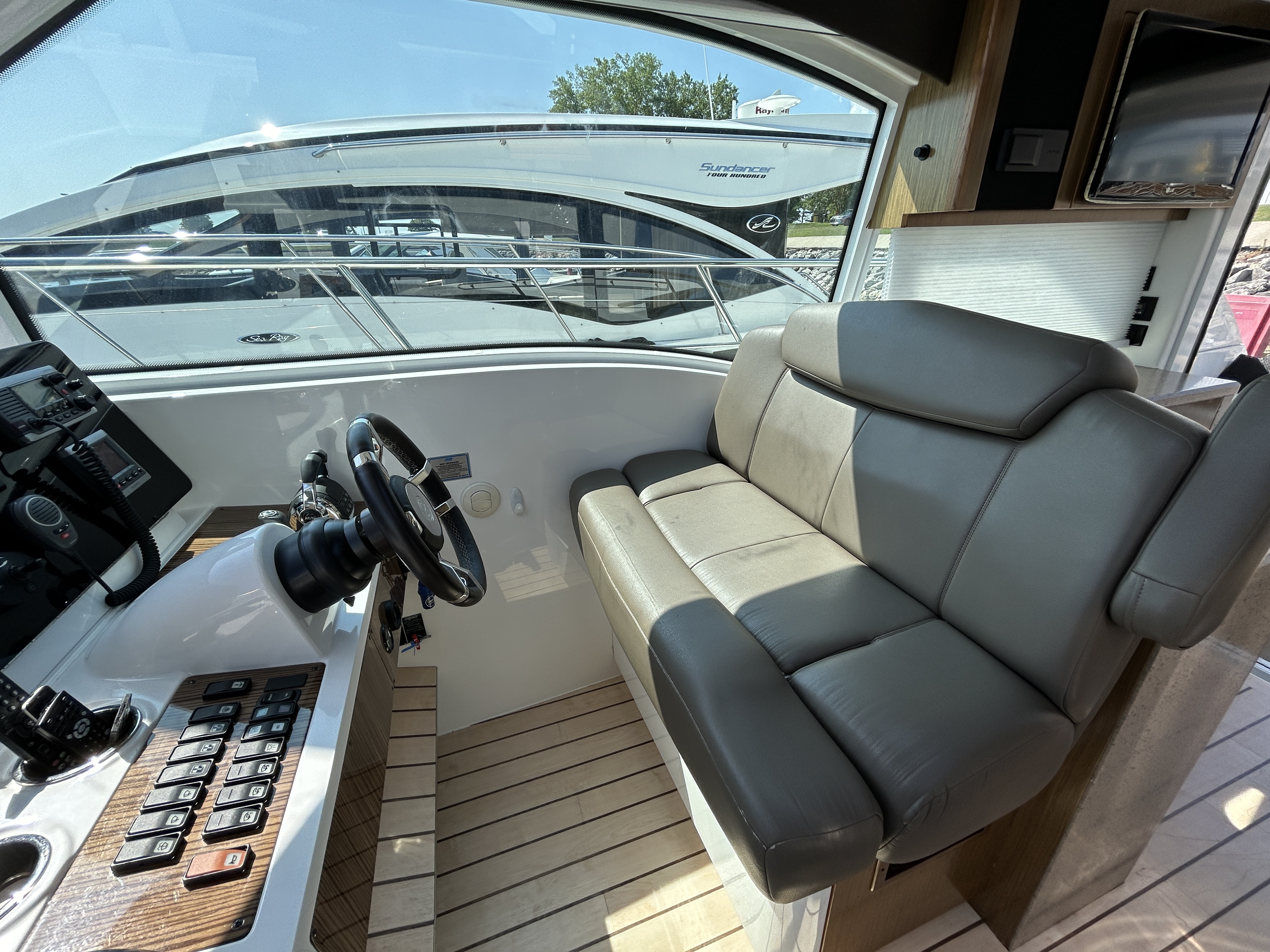 2013 Cruisers Yachts
                                                             41 CANTIUS Image Thumbnail #16