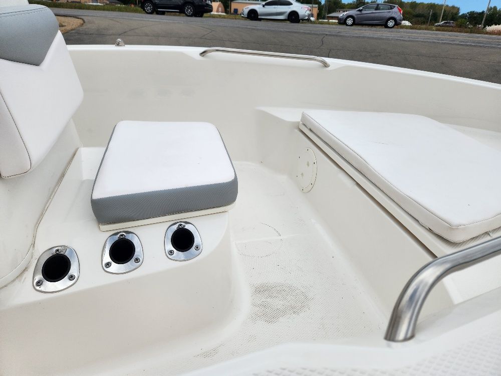 2020 Robalo
                                                             R160 Image Thumbnail #9