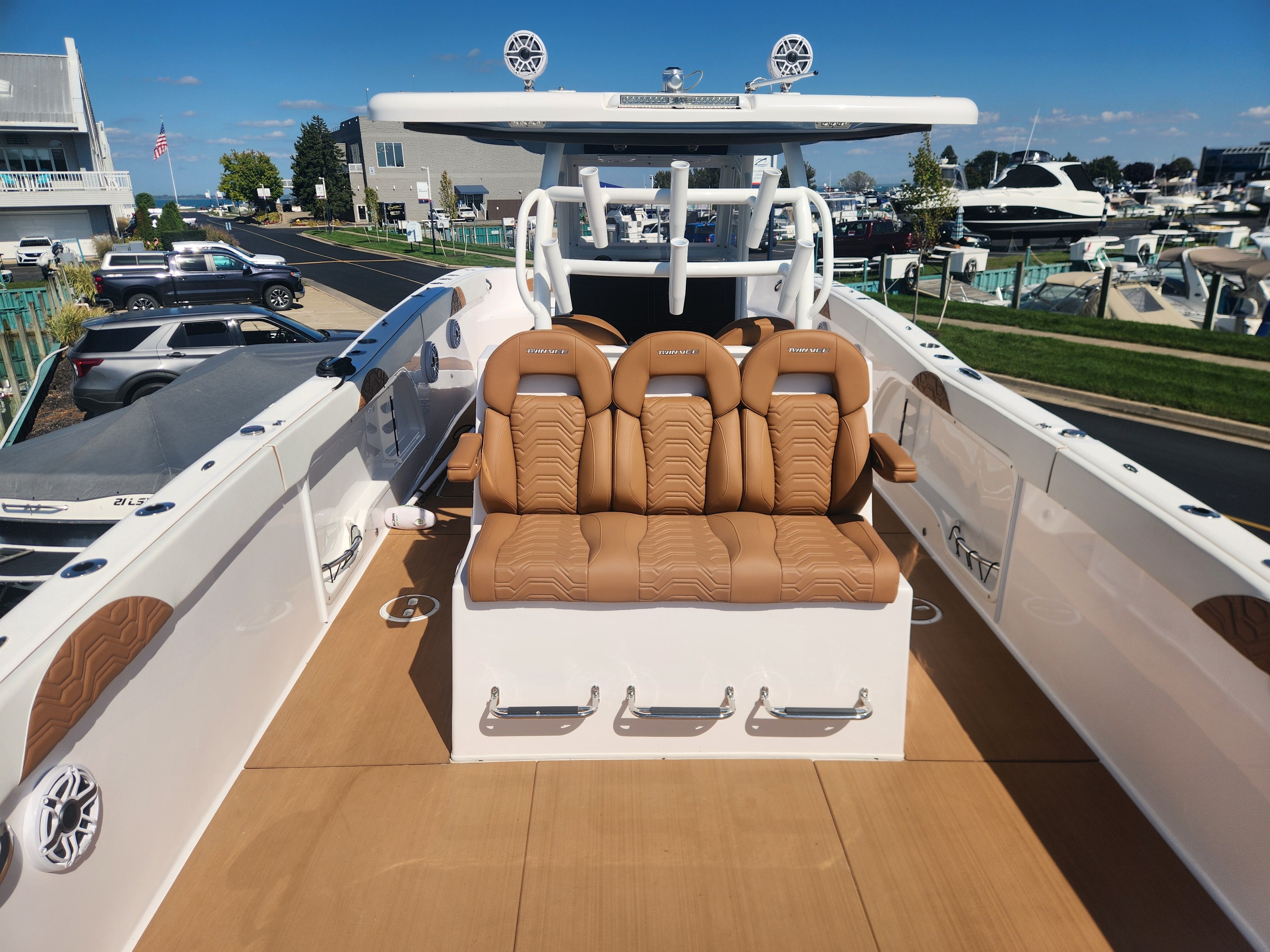 2023 Twin Vee
                                                             340 GFX Image Thumbnail #10