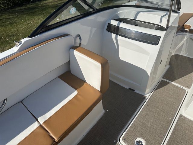 2021 Bayliner VR4 Bowrider I/O Image Thumbnail #9