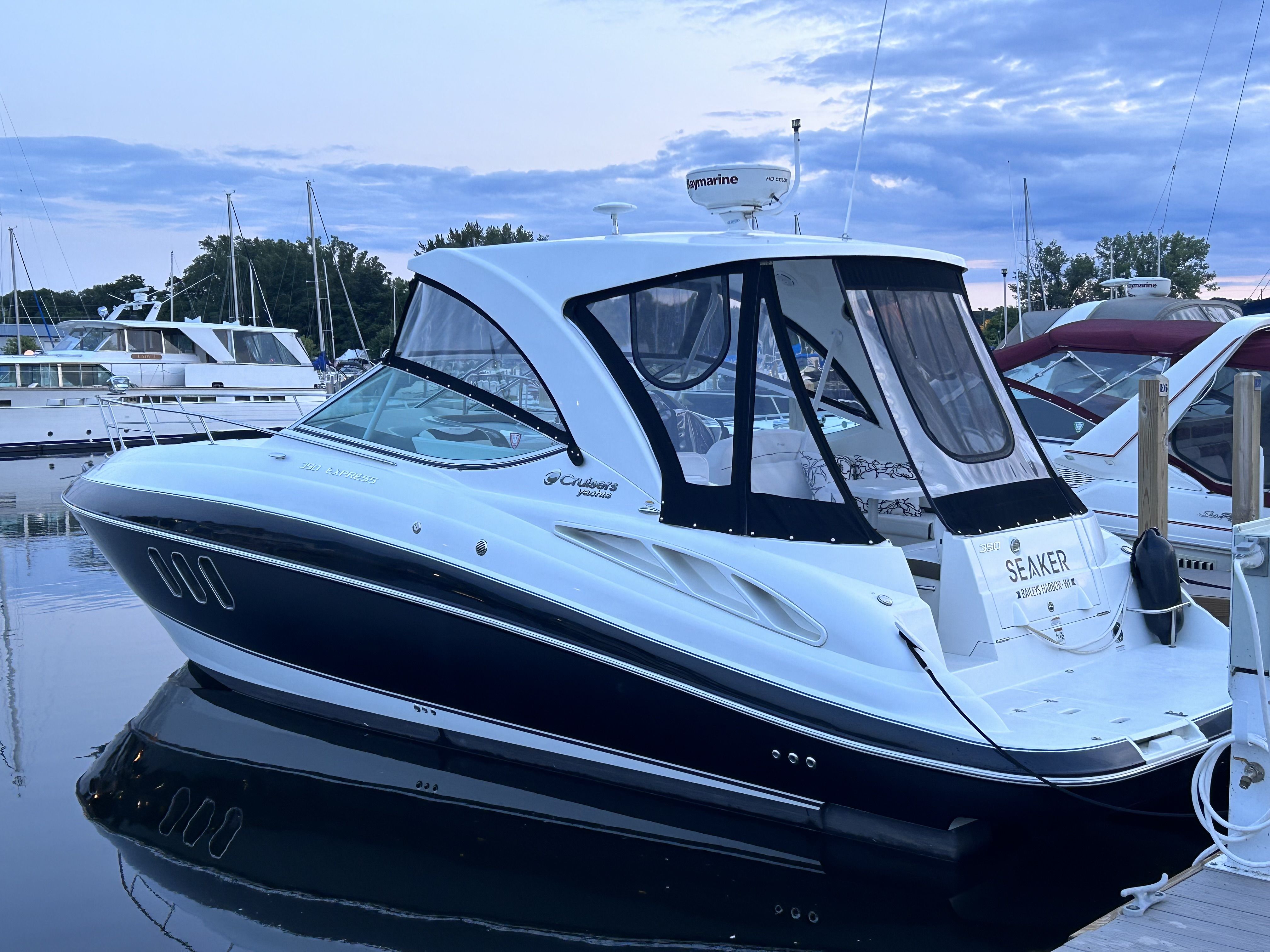 2012 Cruisers Yachts
                                                             350 EXPRESS Image Thumbnail #4