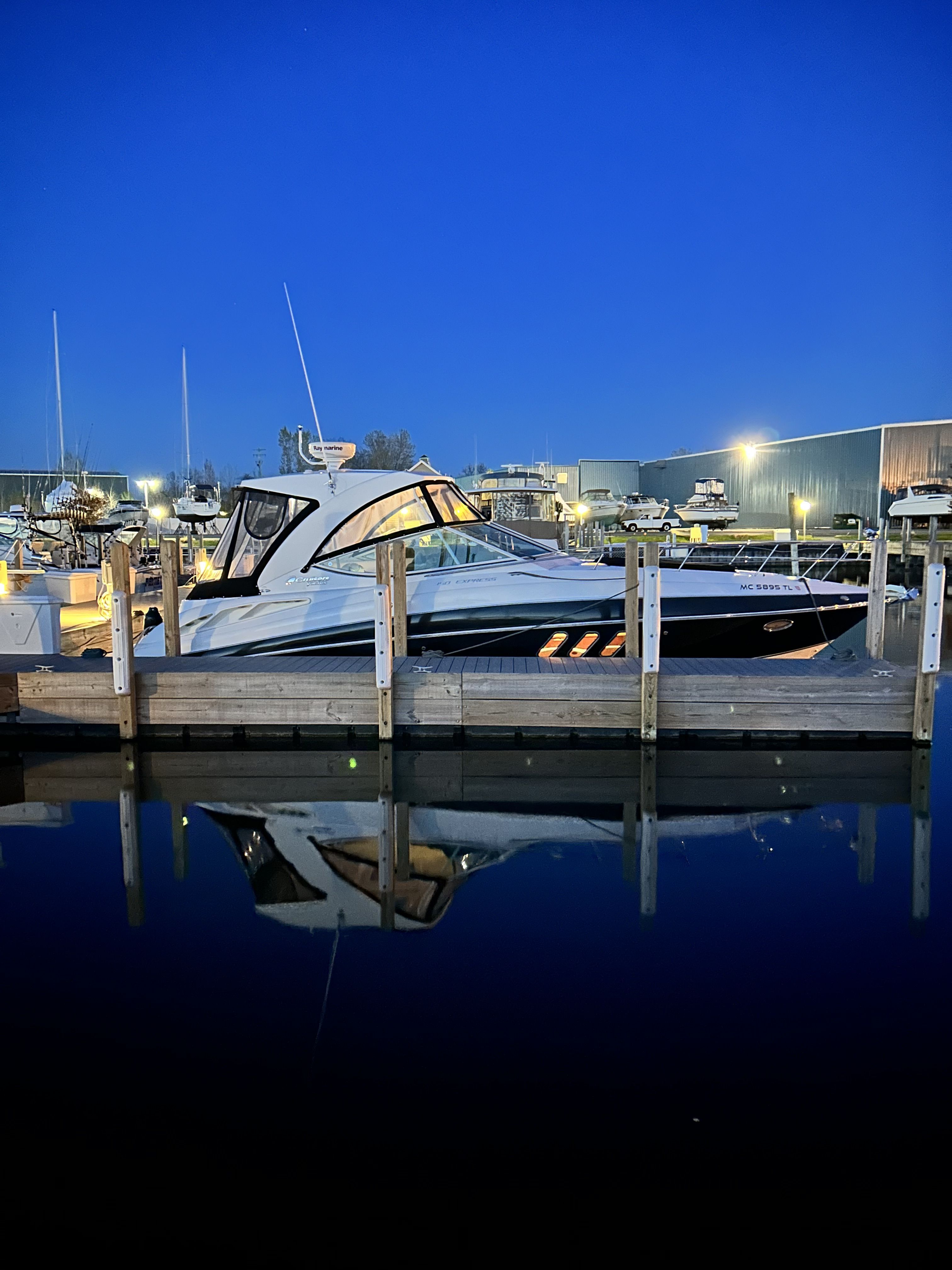 2012 Cruisers Yachts
                                                             350 EXPRESS Image Thumbnail #8