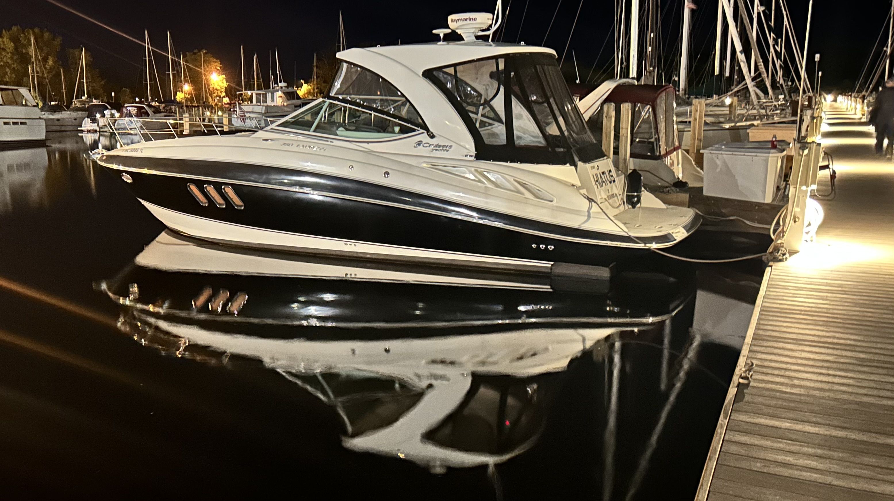 2012 Cruisers Yachts
                                                             350 EXPRESS Image Thumbnail #9