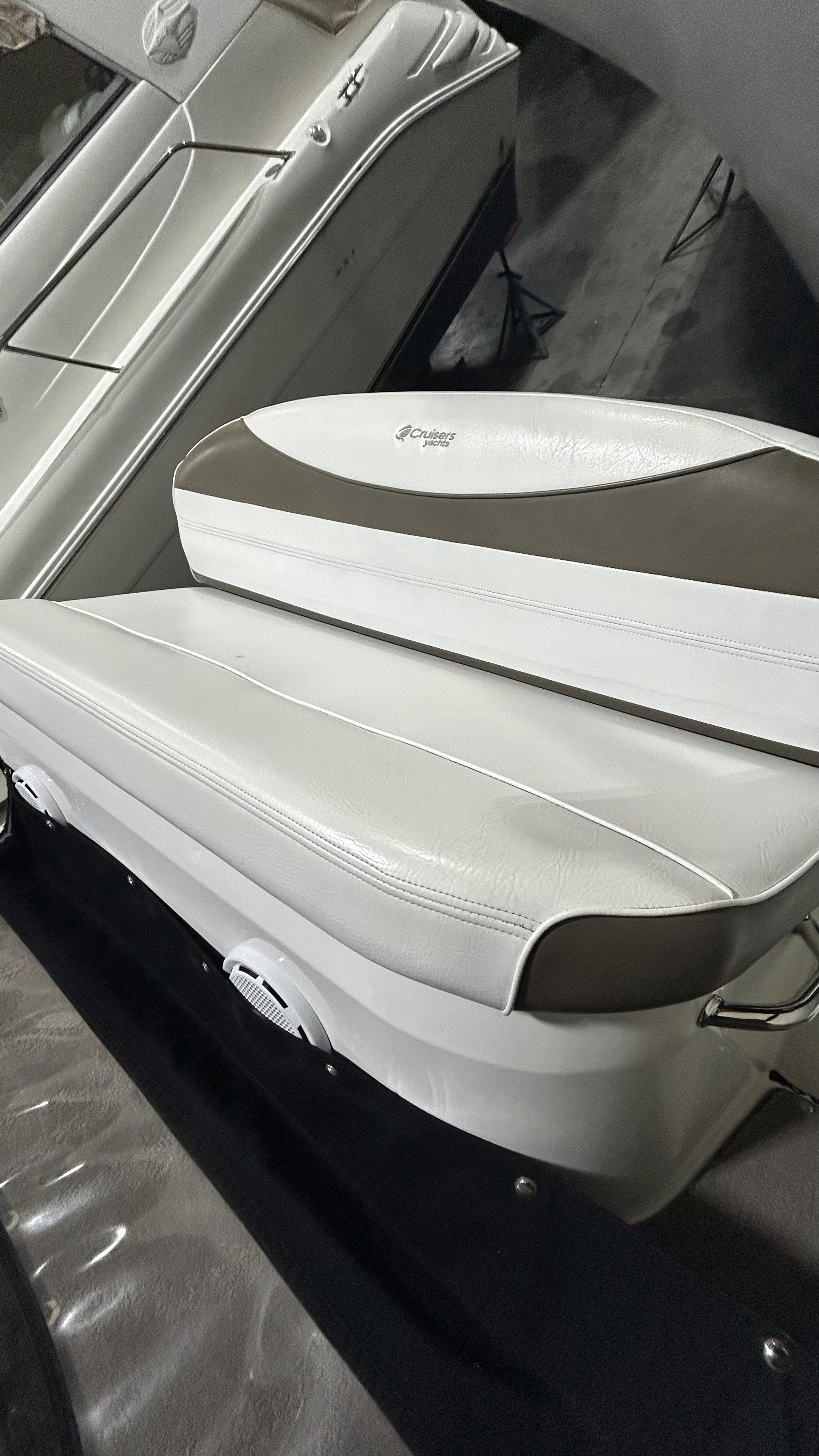 2012 Cruisers Yachts
                                                             350 EXPRESS Image Thumbnail #17