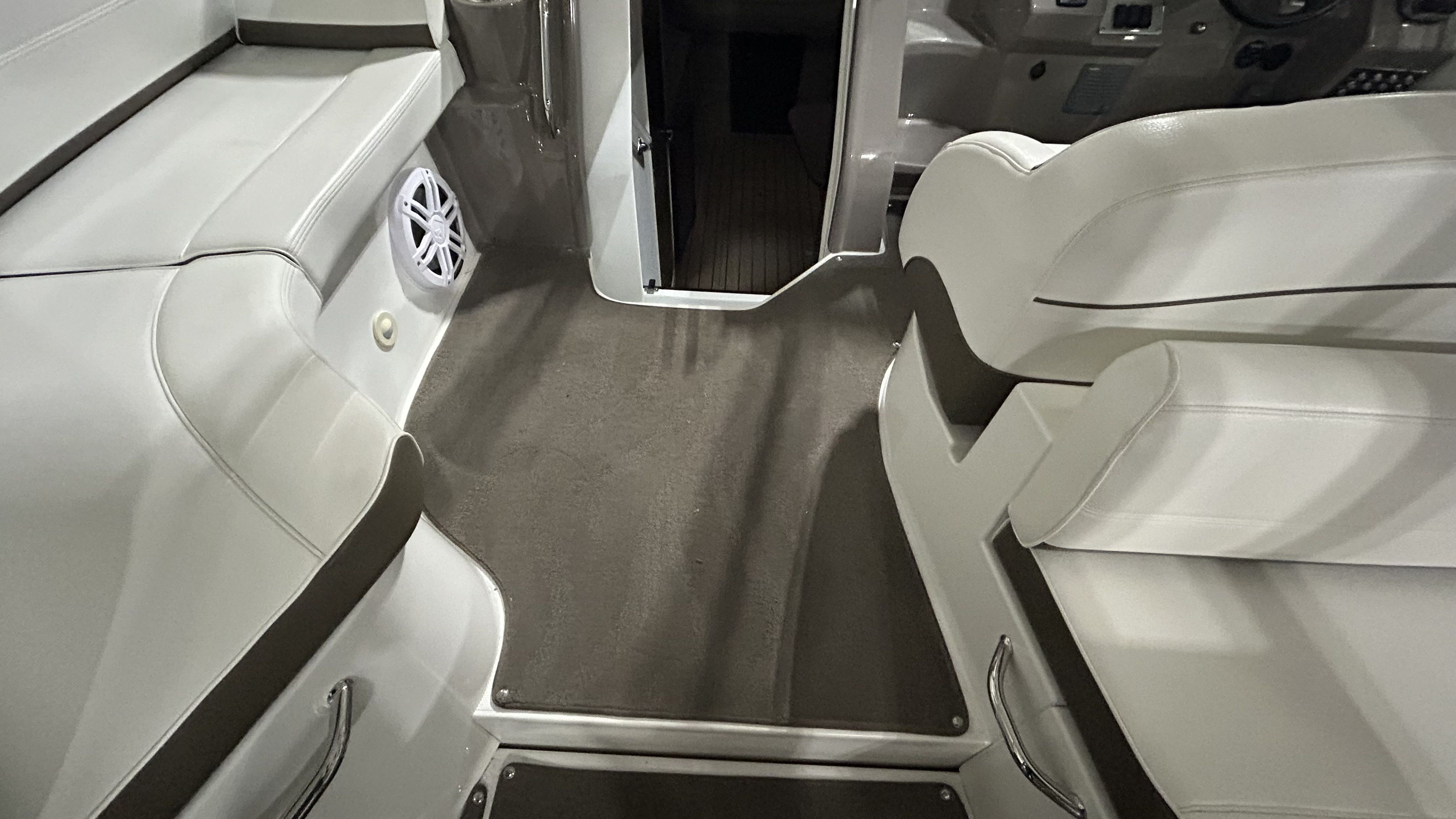 2012 Cruisers Yachts
                                                             350 EXPRESS Image Thumbnail #39