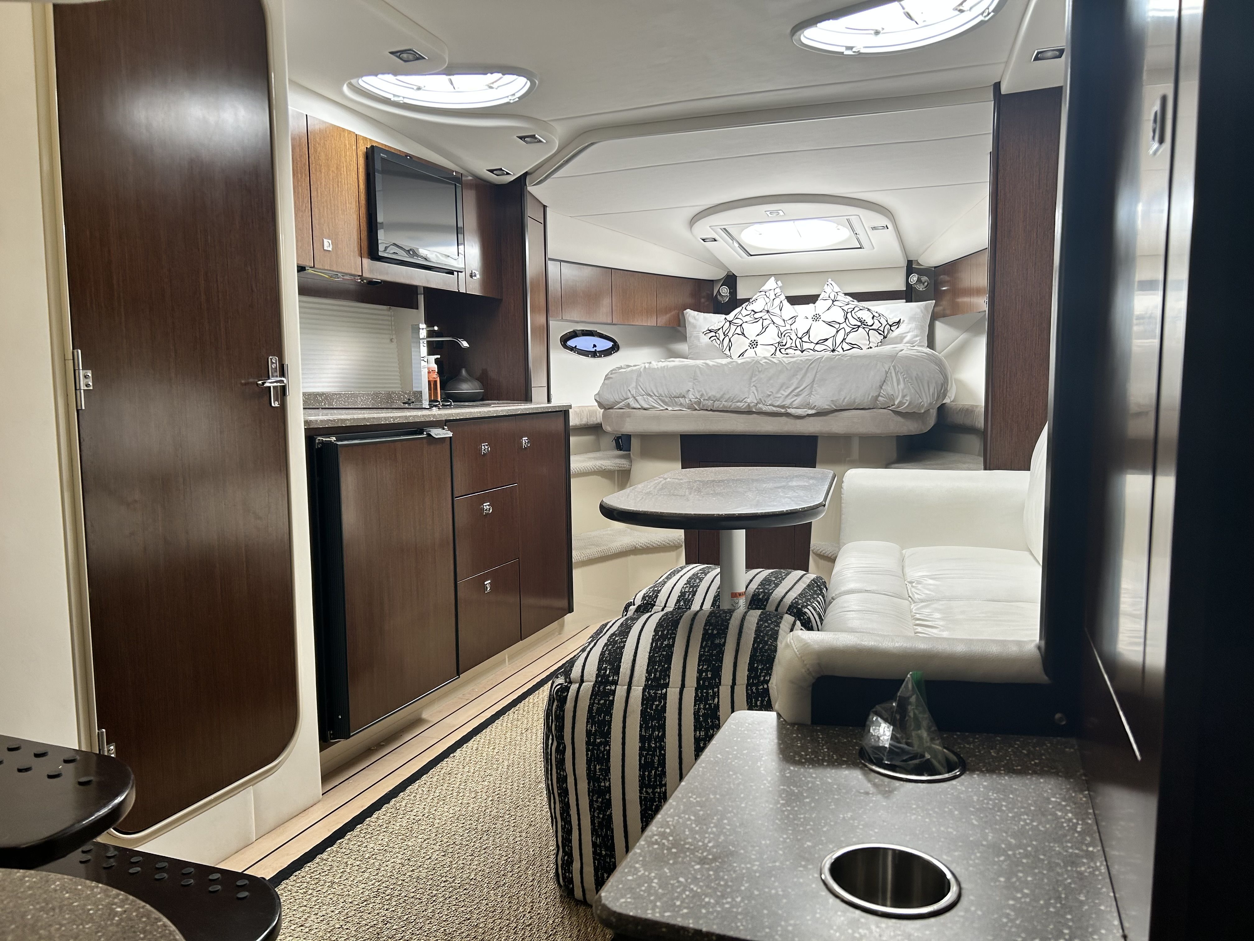2012 Cruisers Yachts
                                                             350 EXPRESS Image Thumbnail #46