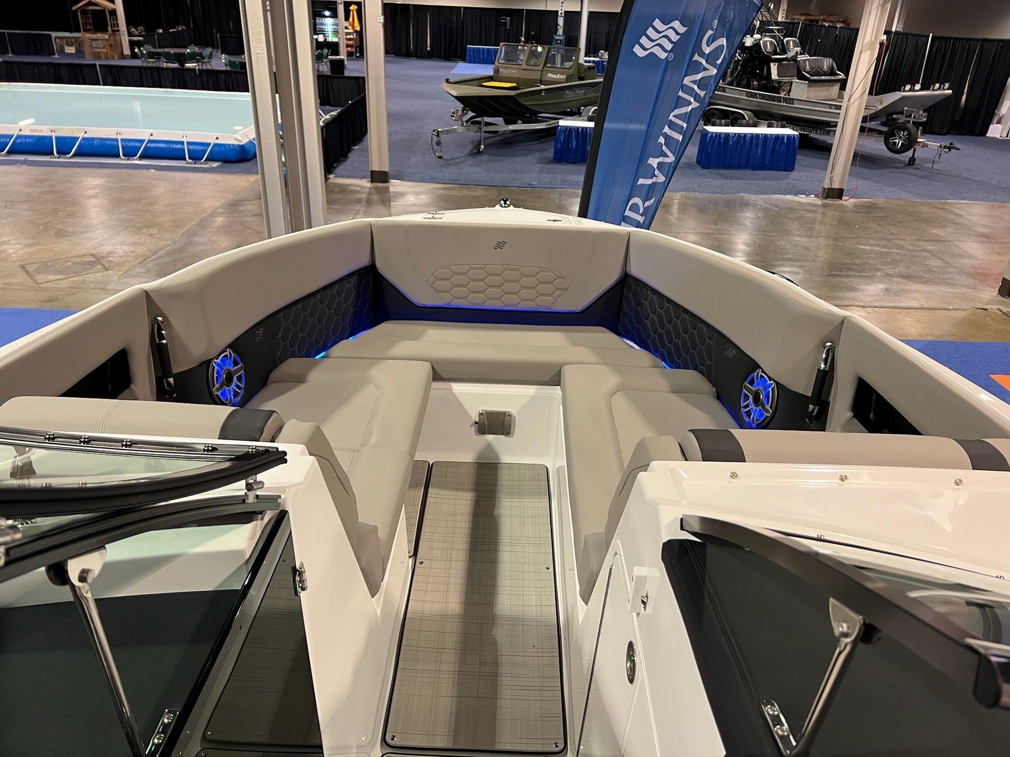 2025 Four Winns H9 OB Image Thumbnail #1