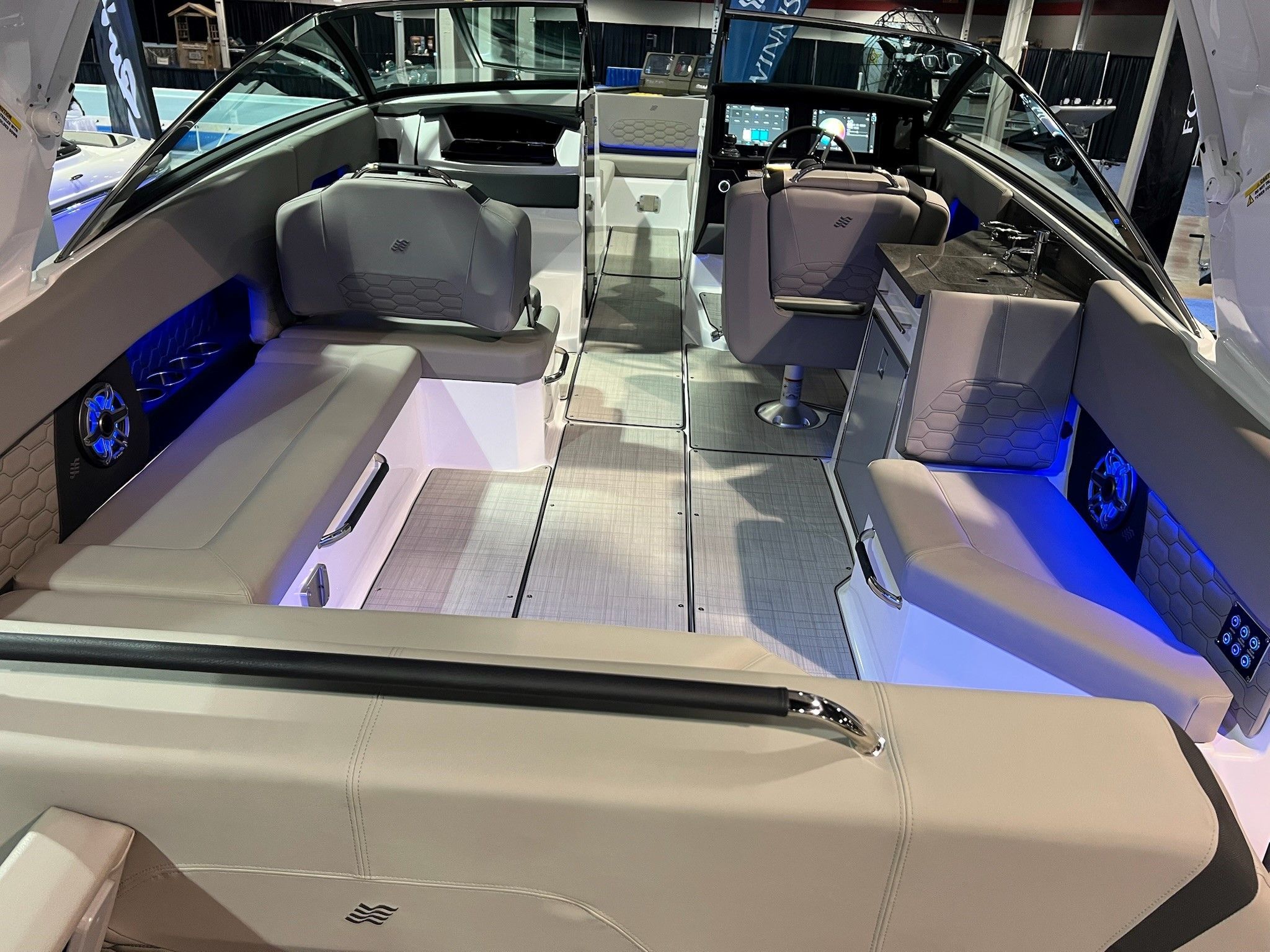 2025 Four Winns H9 OB Image Thumbnail #2