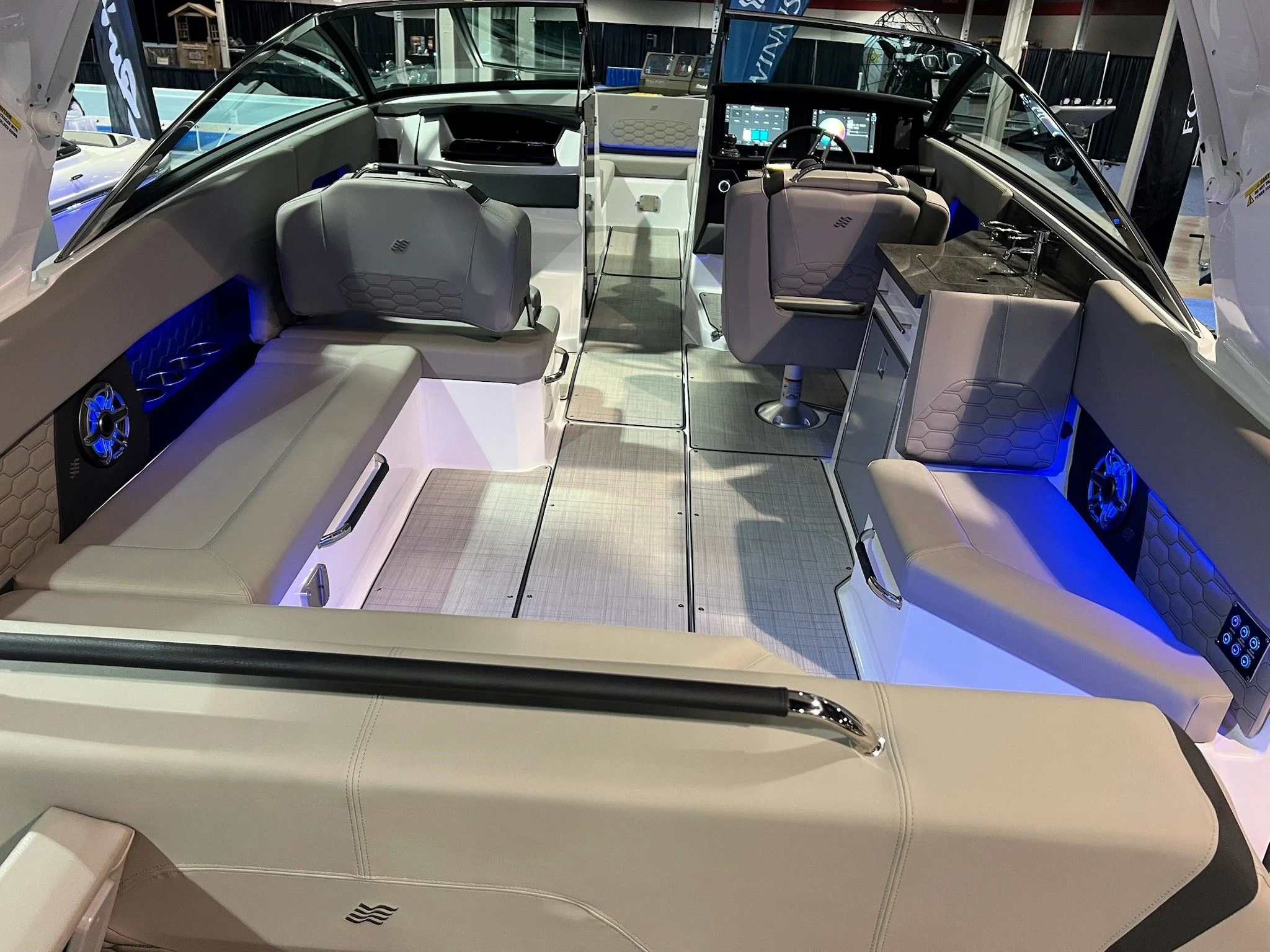 2025 Four Winns H9 OB Image Thumbnail #2