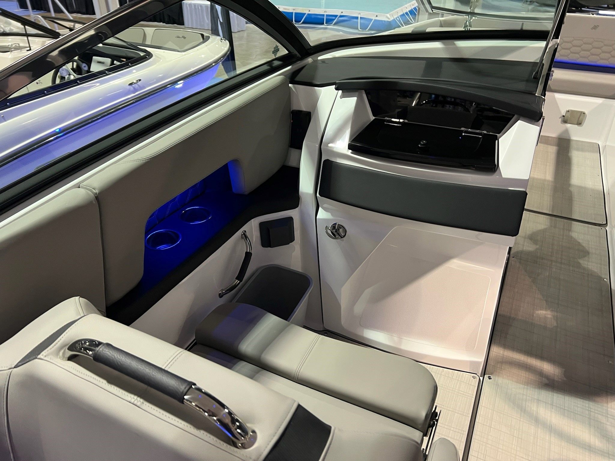 2025 Four Winns H9 OB Image Thumbnail #3