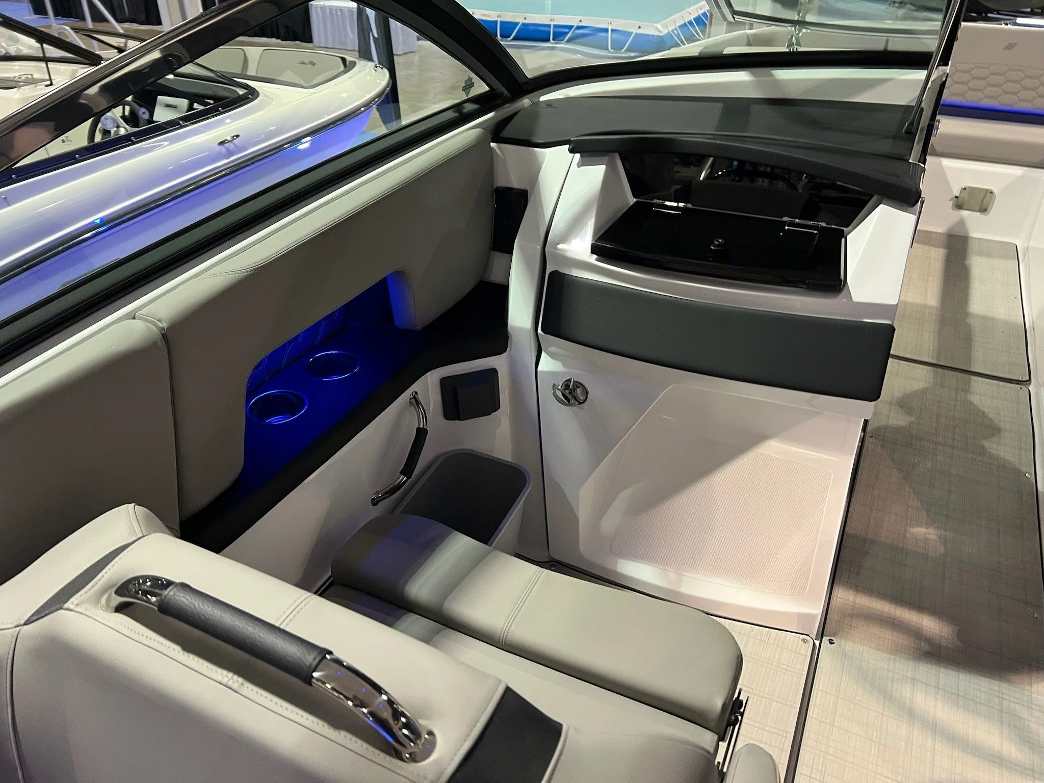 2025 Four Winns H9 OB Image Thumbnail #3