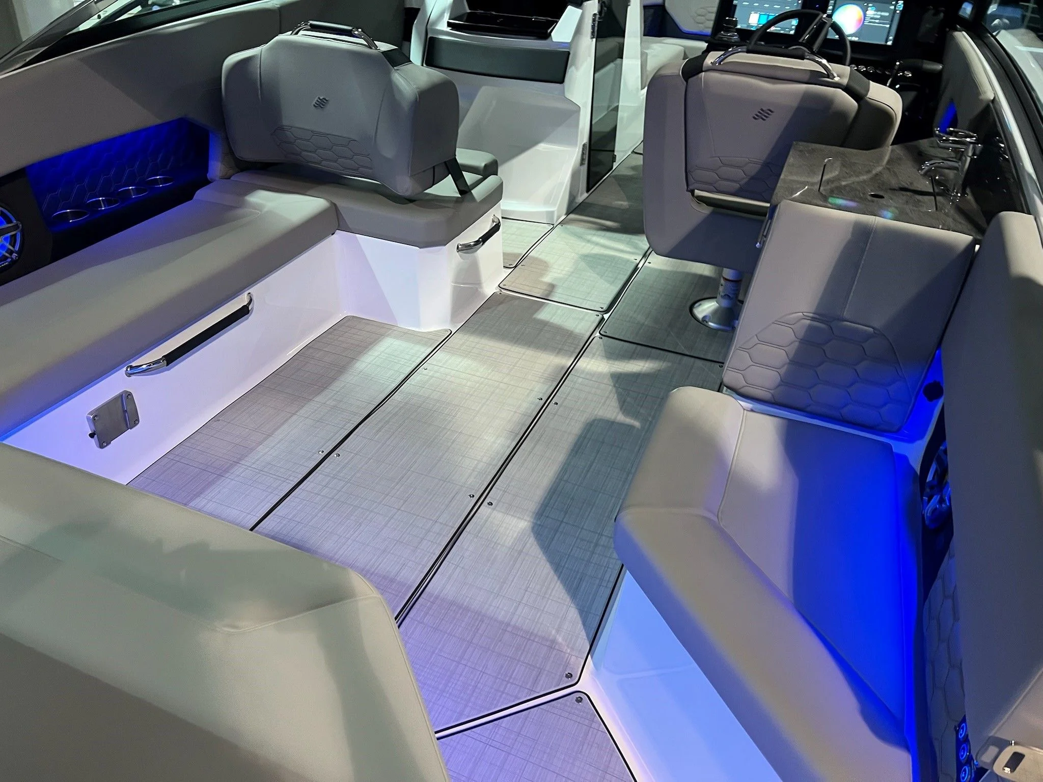 2025 Four Winns H9 OB Image Thumbnail #4