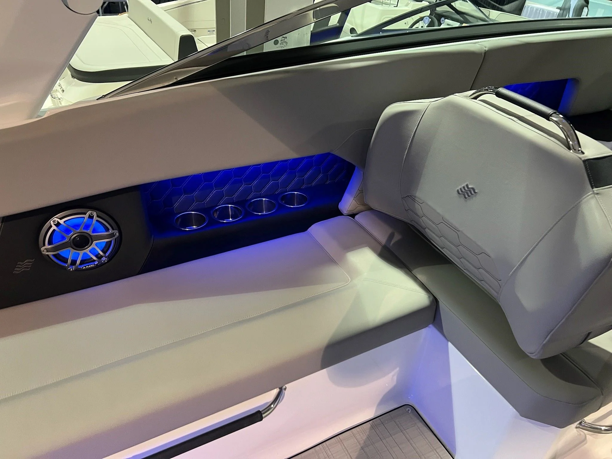 2025 Four Winns H9 OB Image Thumbnail #11