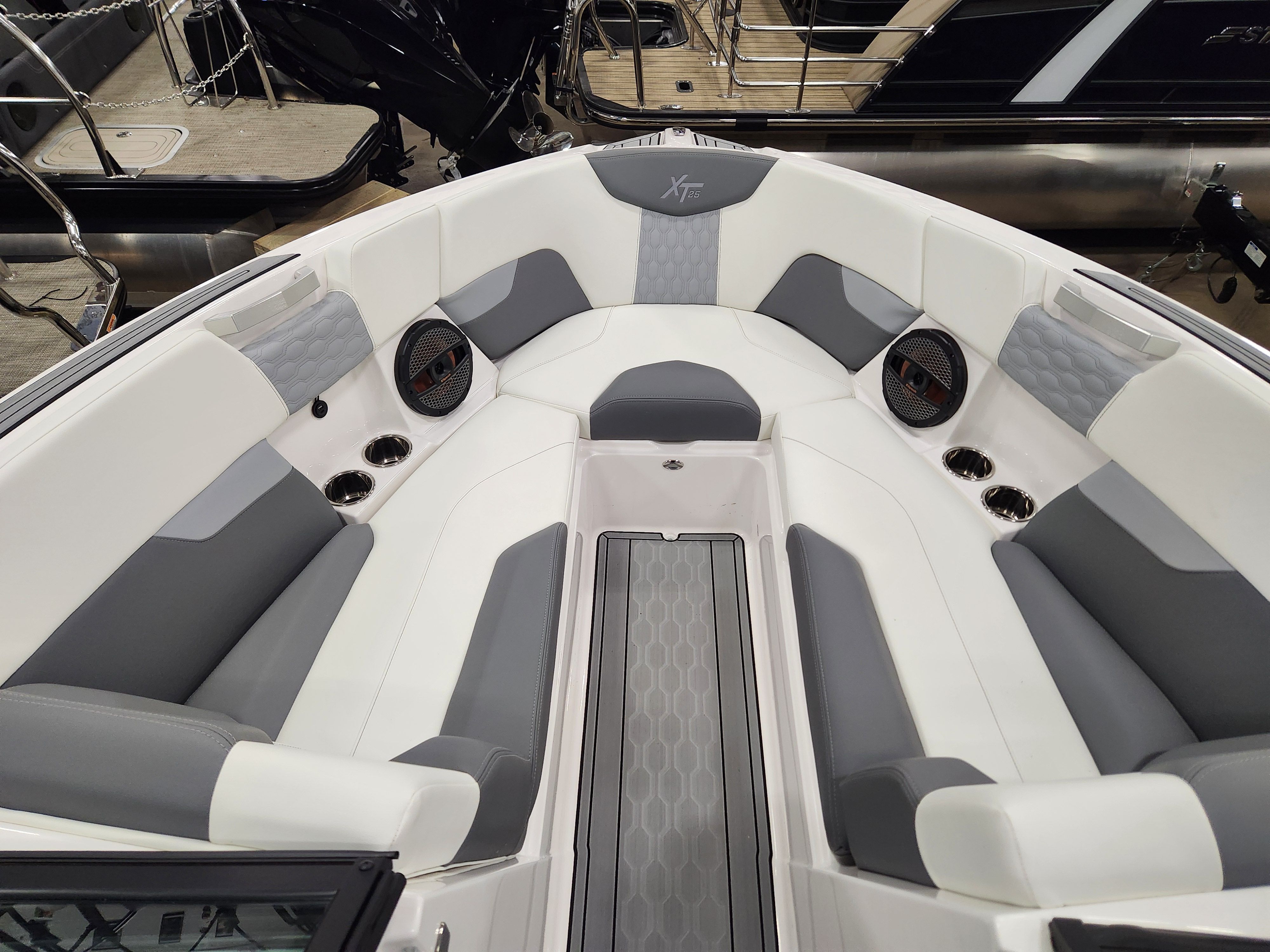 2024 Mastercraft XT25 Image Thumbnail #2