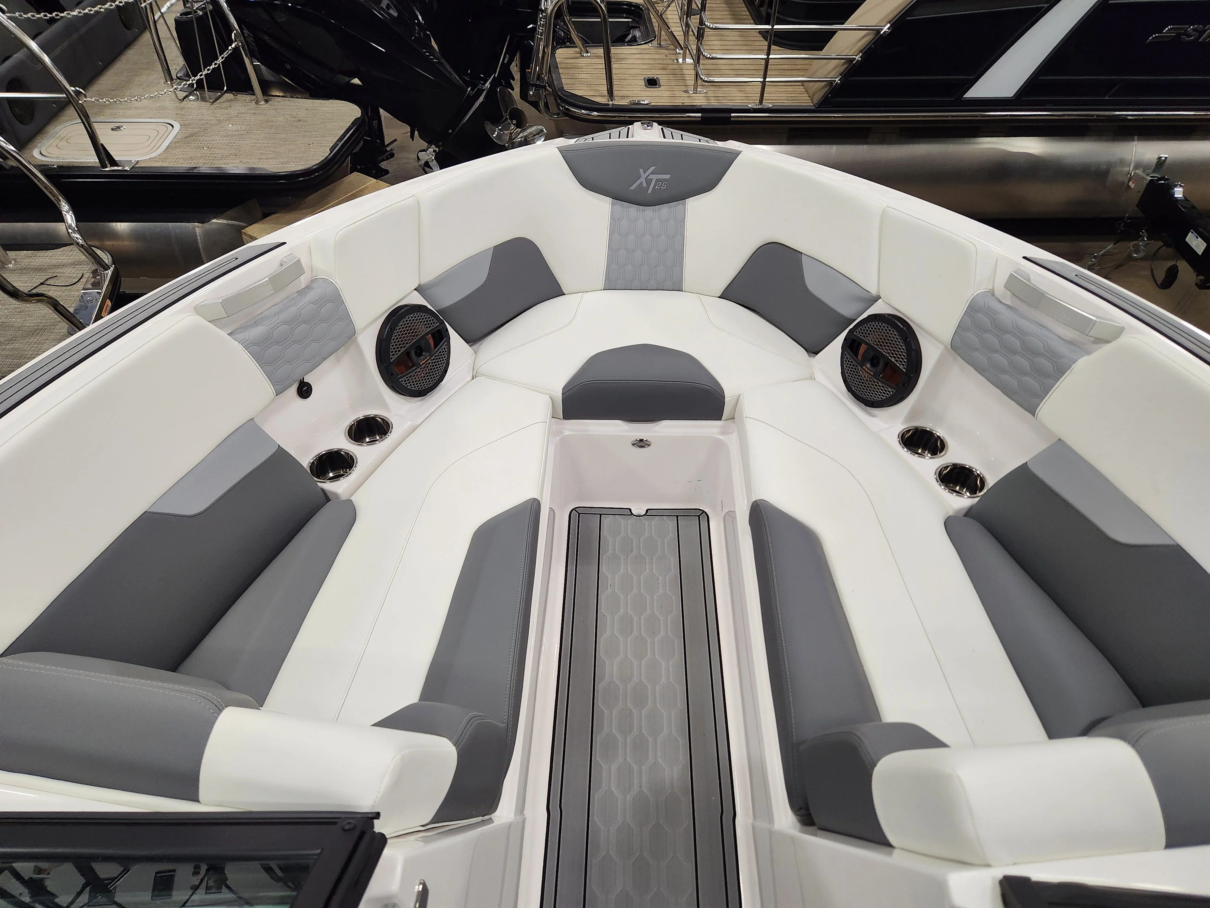 2024 Mastercraft XT25 Image Thumbnail #2