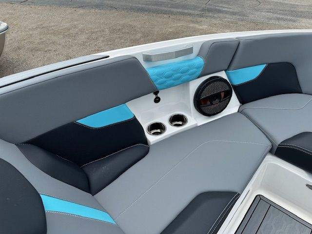 2024 Mastercraft XT23 Image Thumbnail #3