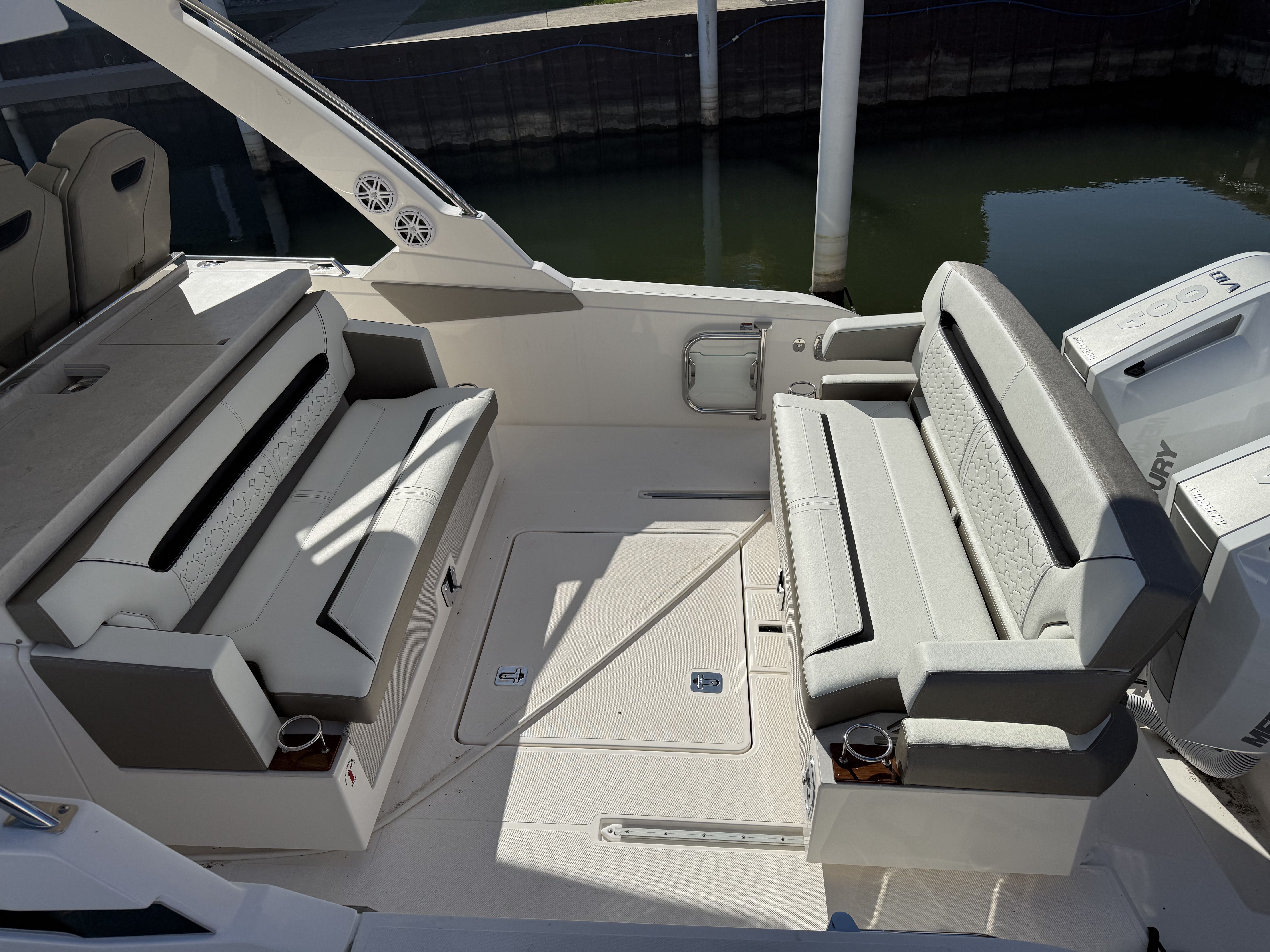 2025 Tiara Yachts
                                                             34LS Image Thumbnail #23