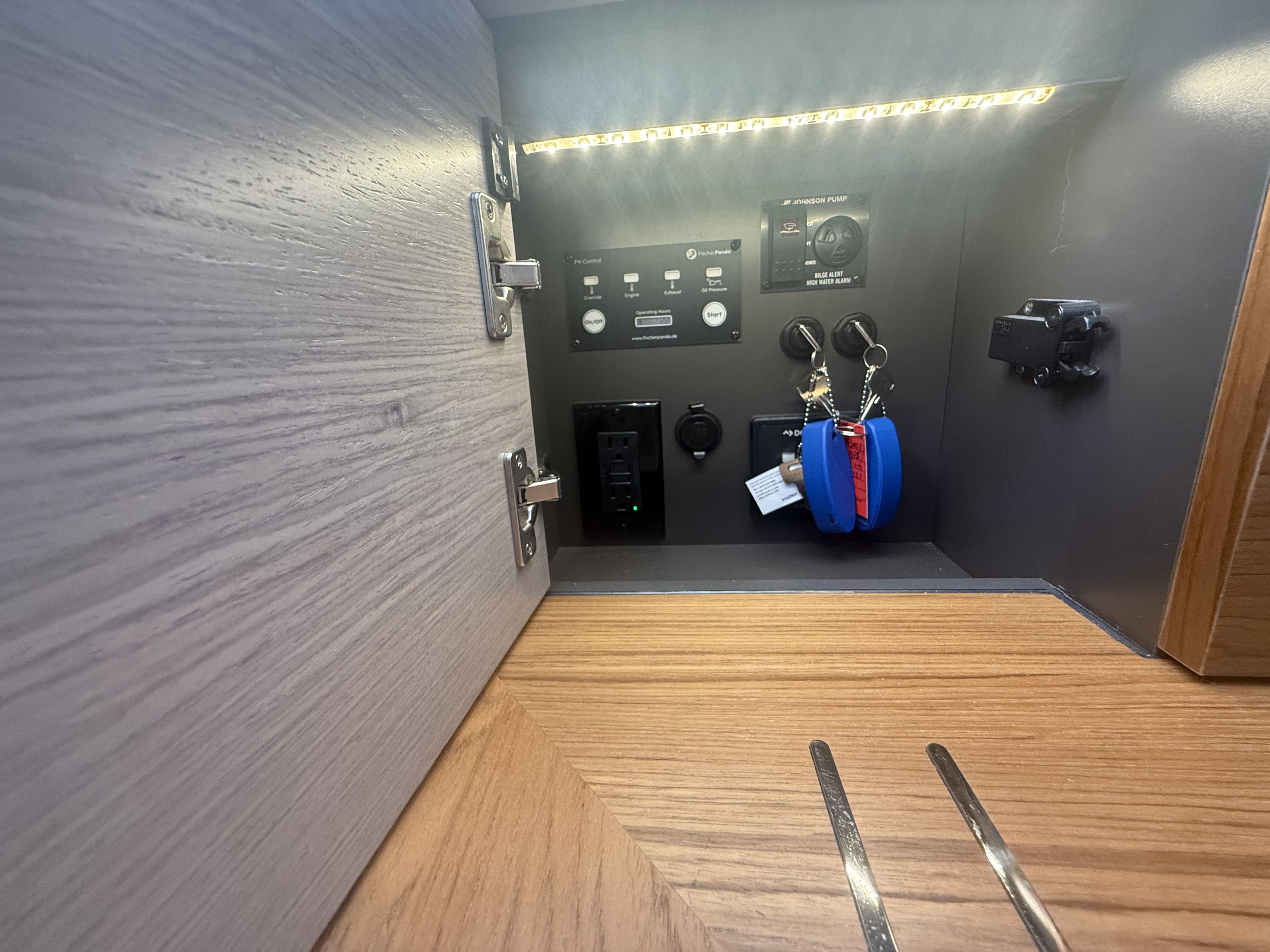 2025 Tiara Yachts
                                                             34LS Image Thumbnail #46