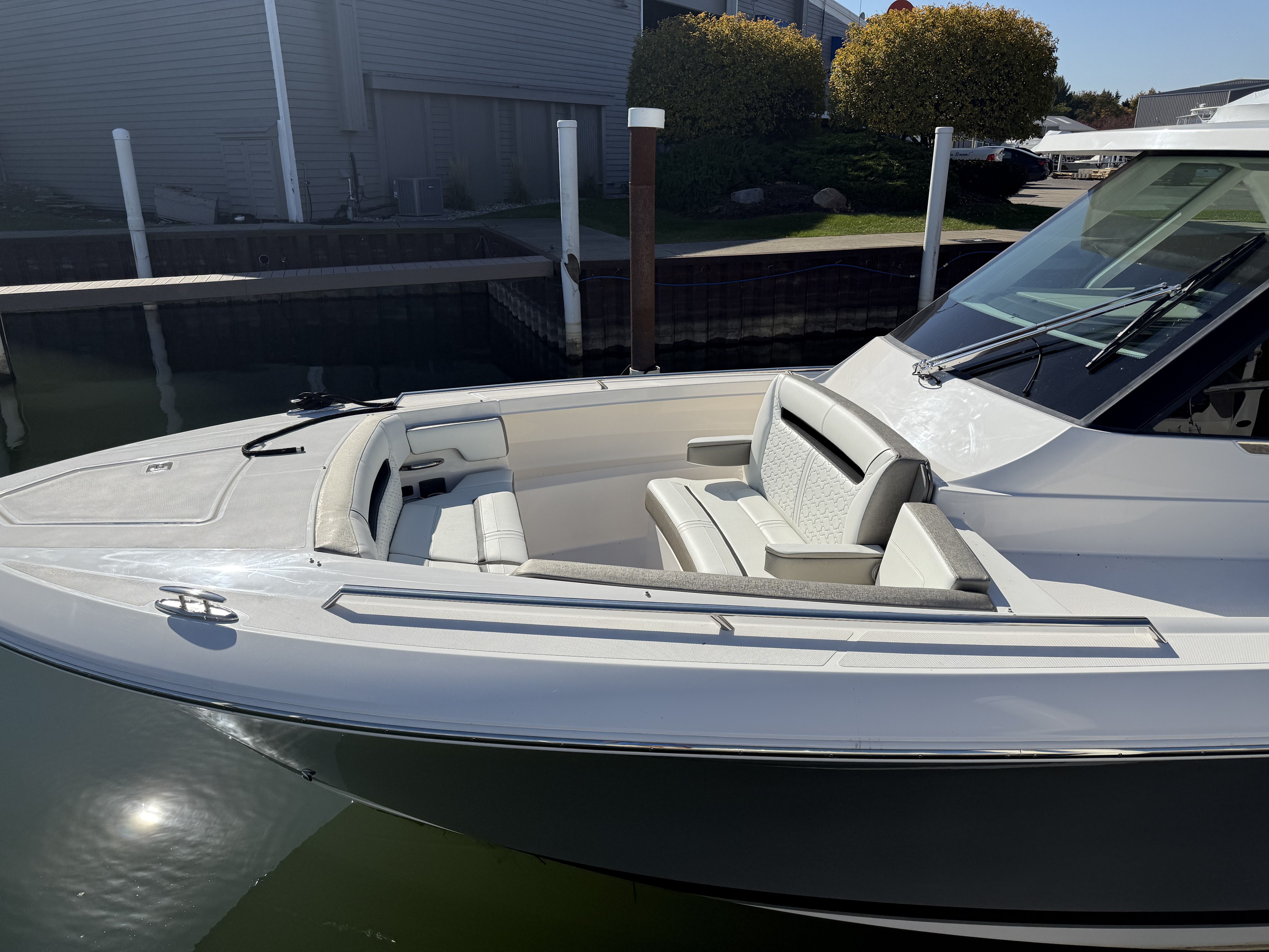 2025 Tiara Yachts 34LS Image Thumbnail #12