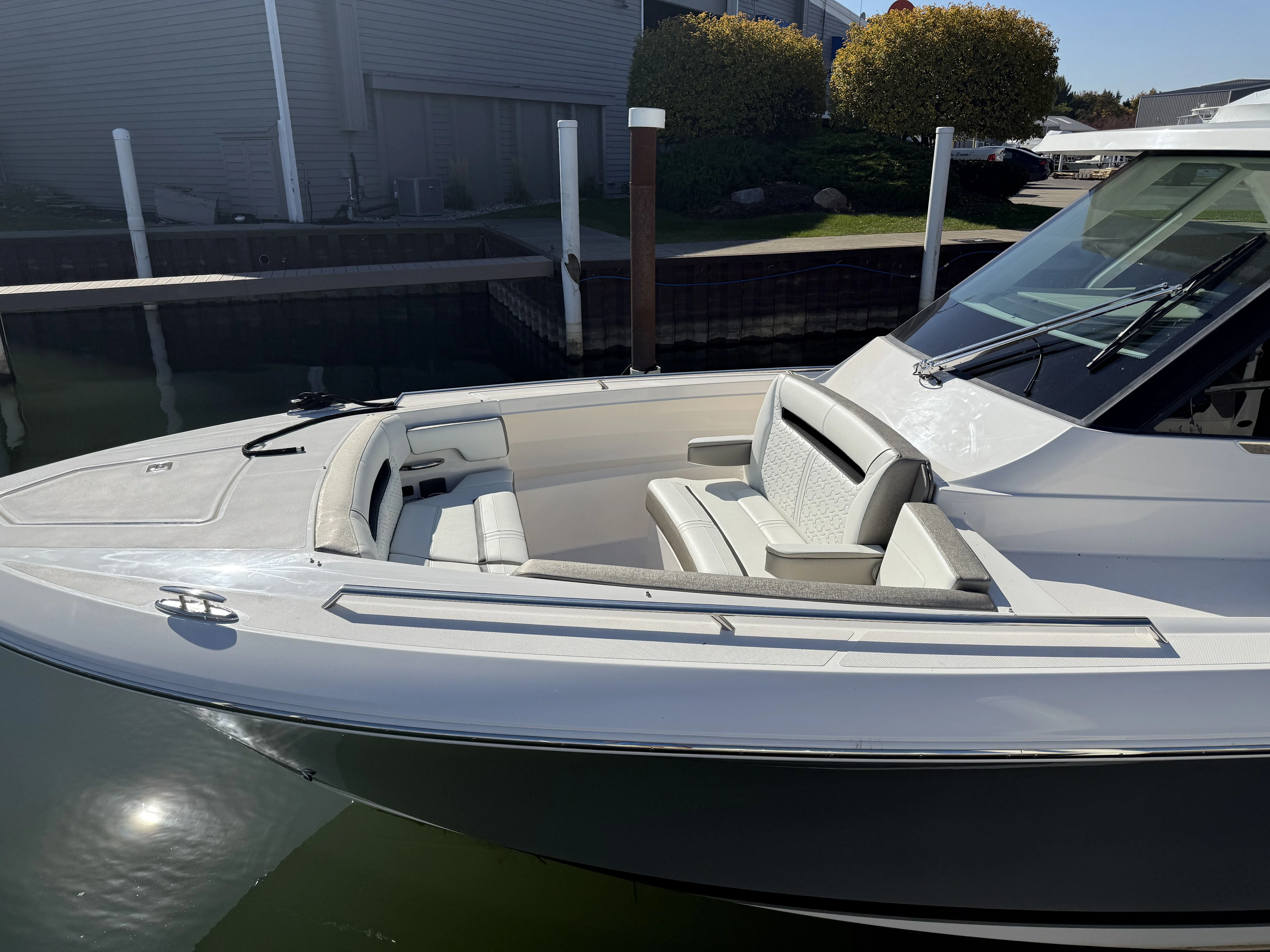 2025 Tiara Yachts 34LS Image Thumbnail #12