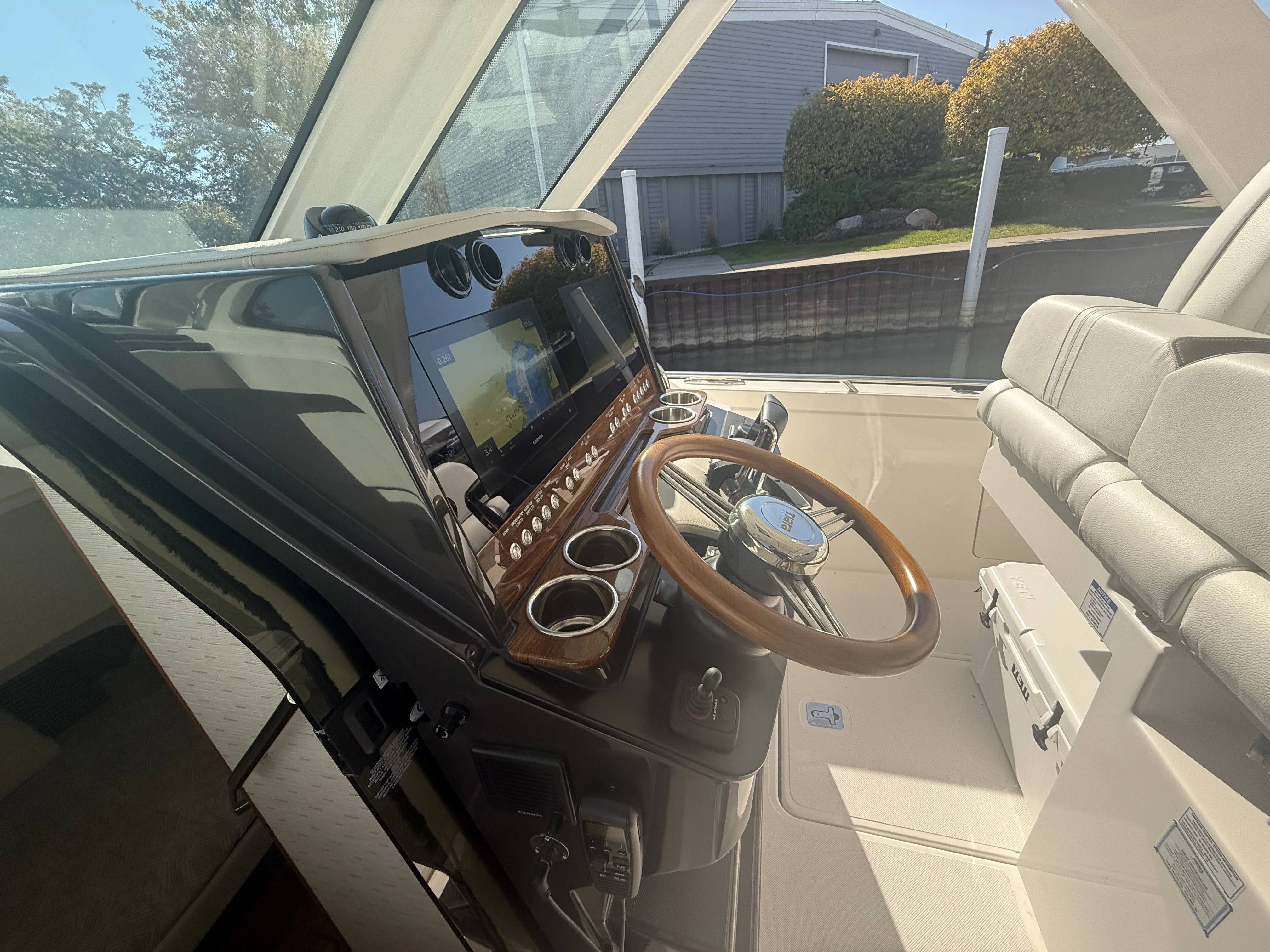 2025 Tiara Yachts 34LS Image Thumbnail #38