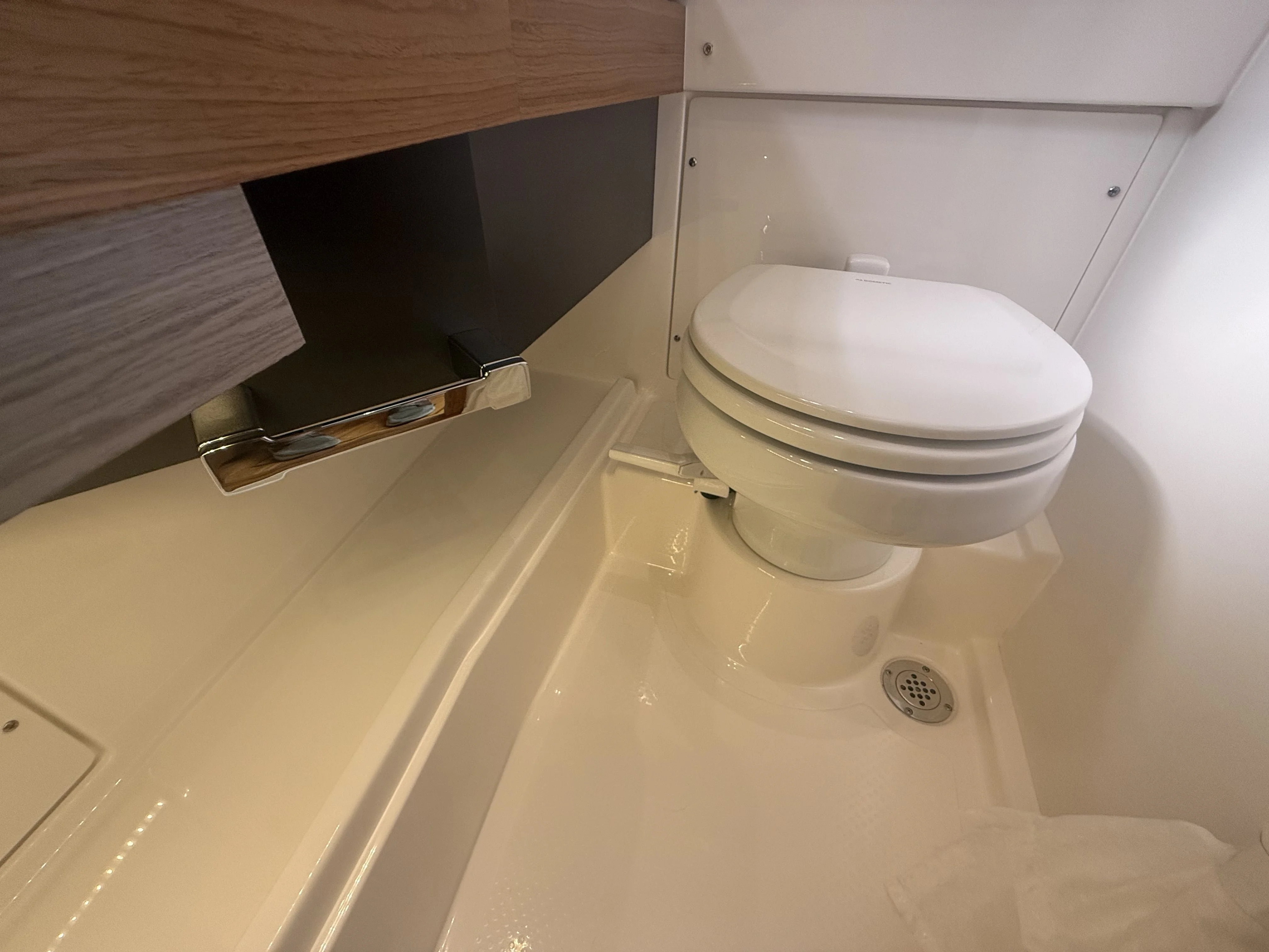 2025 Tiara Yachts 34LS Image Thumbnail #51