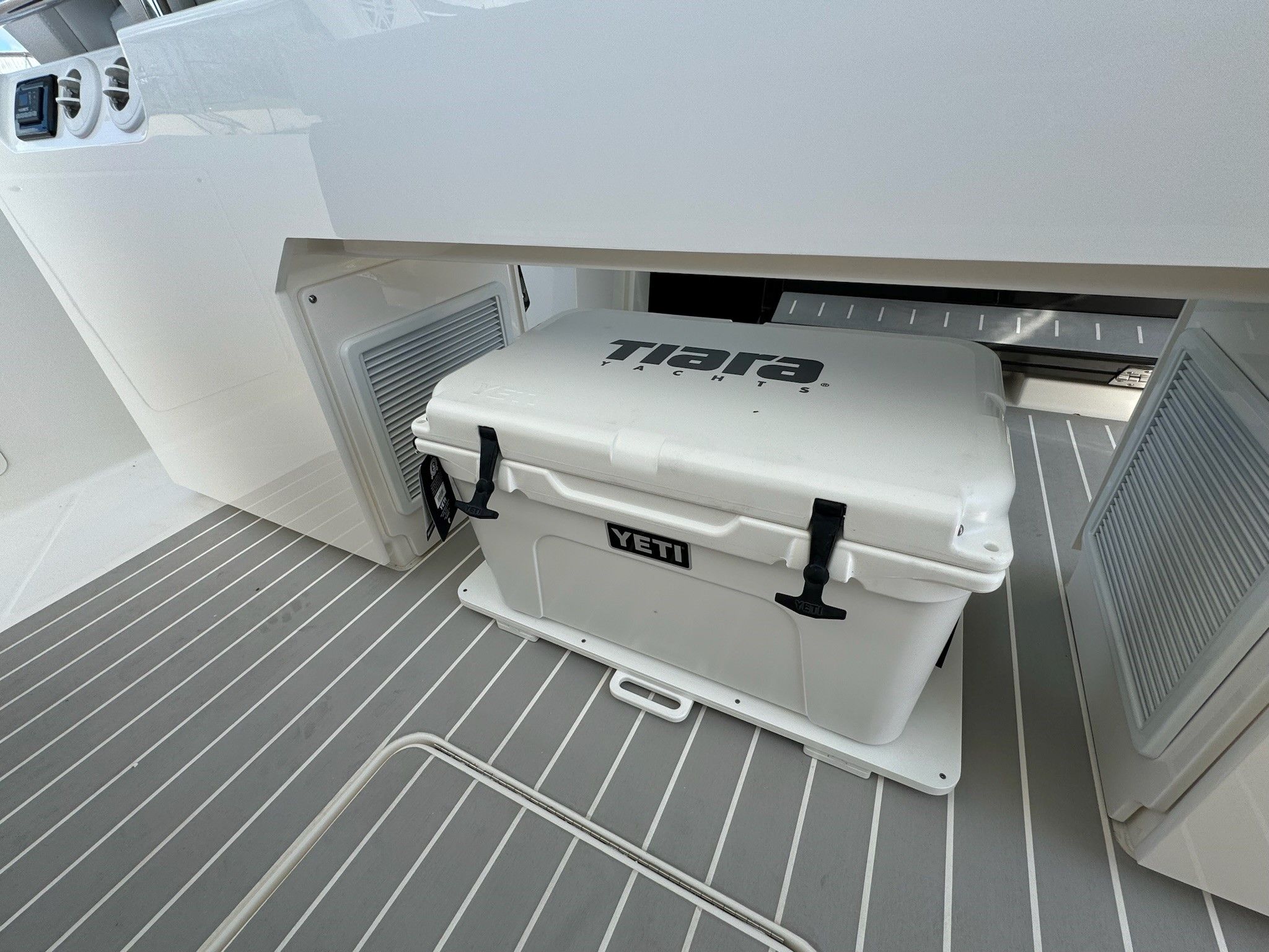 2025 Tiara Yachts
                                                             43LS Image Thumbnail #36