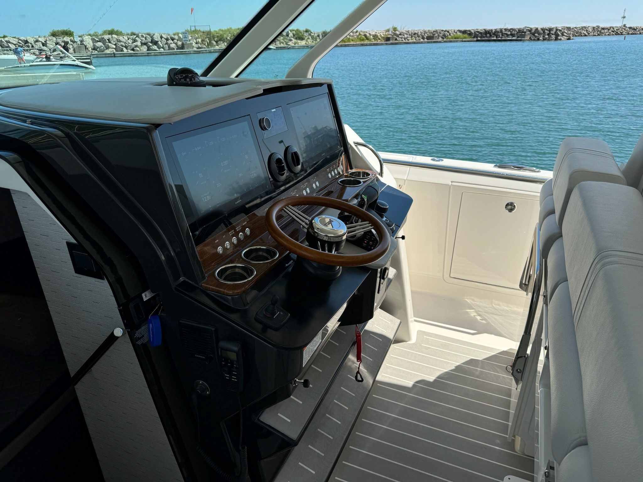 2025 Tiara Yachts
                                                             43LS Image Thumbnail #39