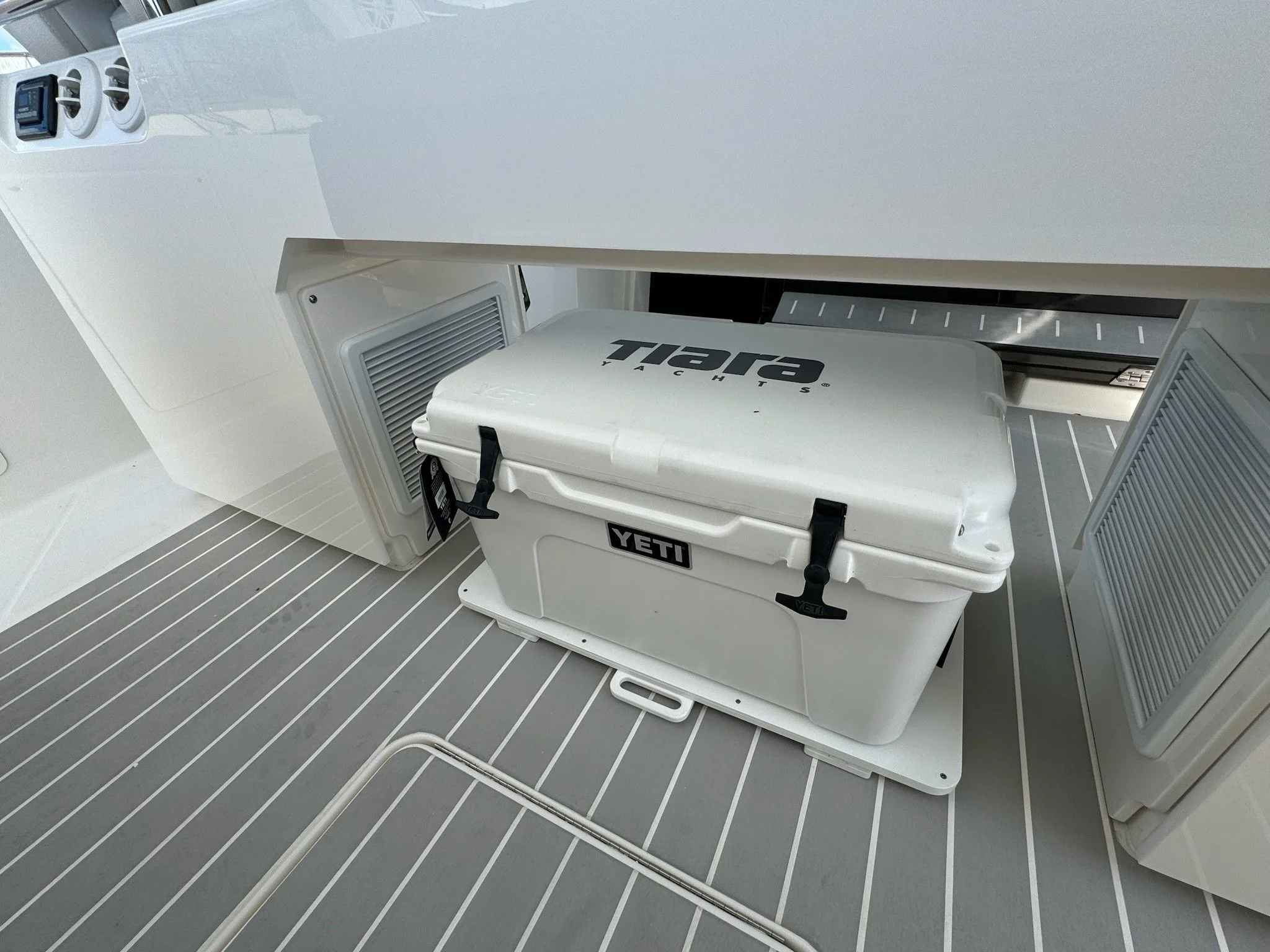 2025 Tiara Yachts 43LS Image Thumbnail #36