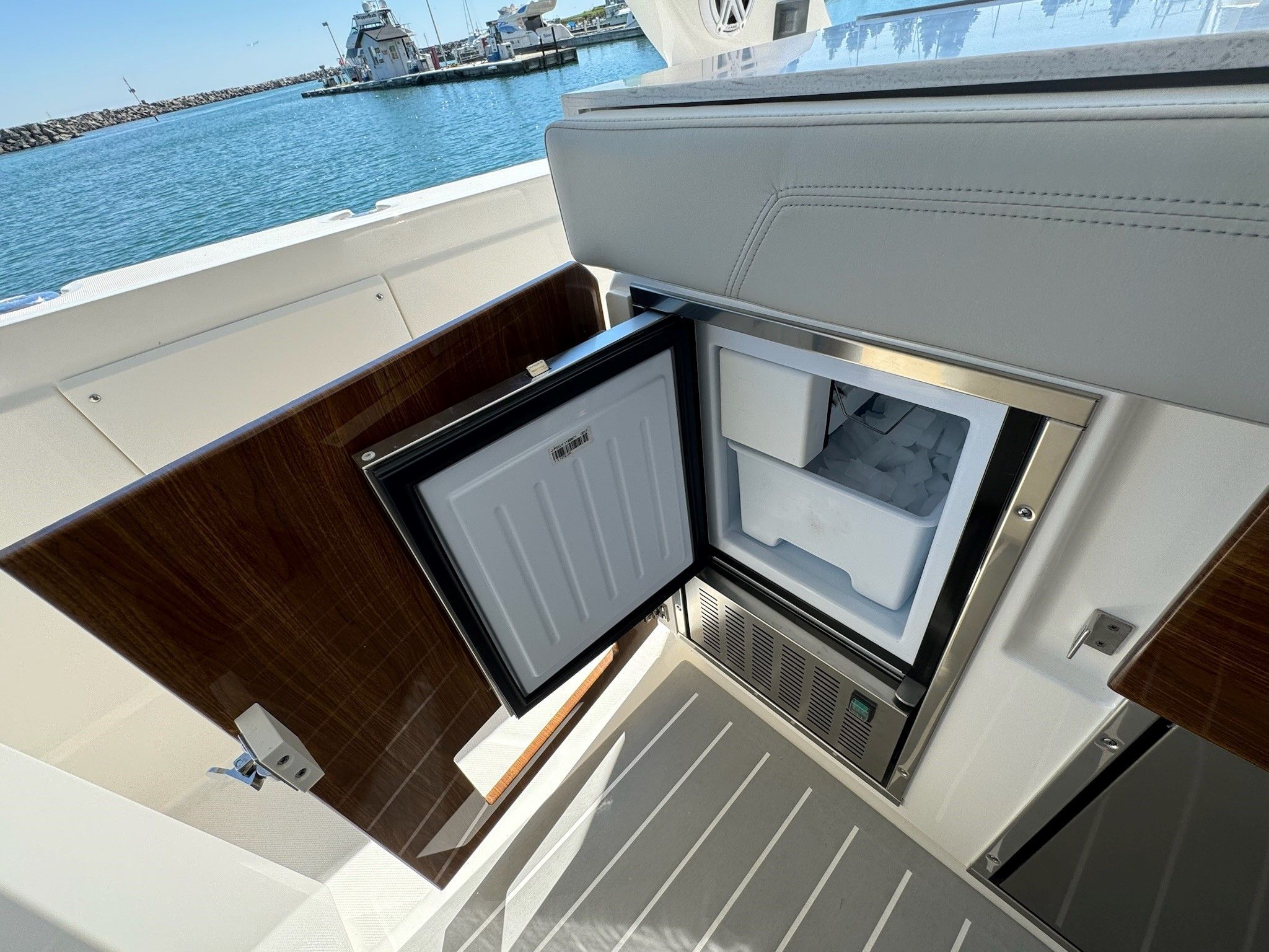 2025 Tiara Yachts 43LS Image Thumbnail #37