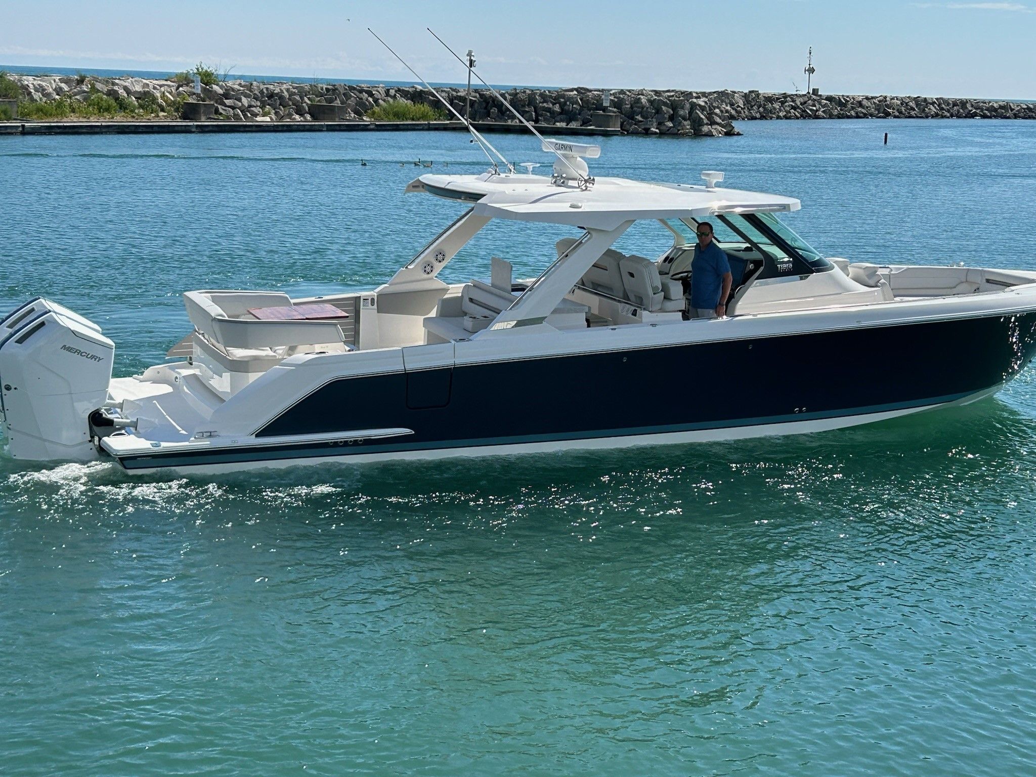 2025 Tiara Yachts 43LS Image Thumbnail #2