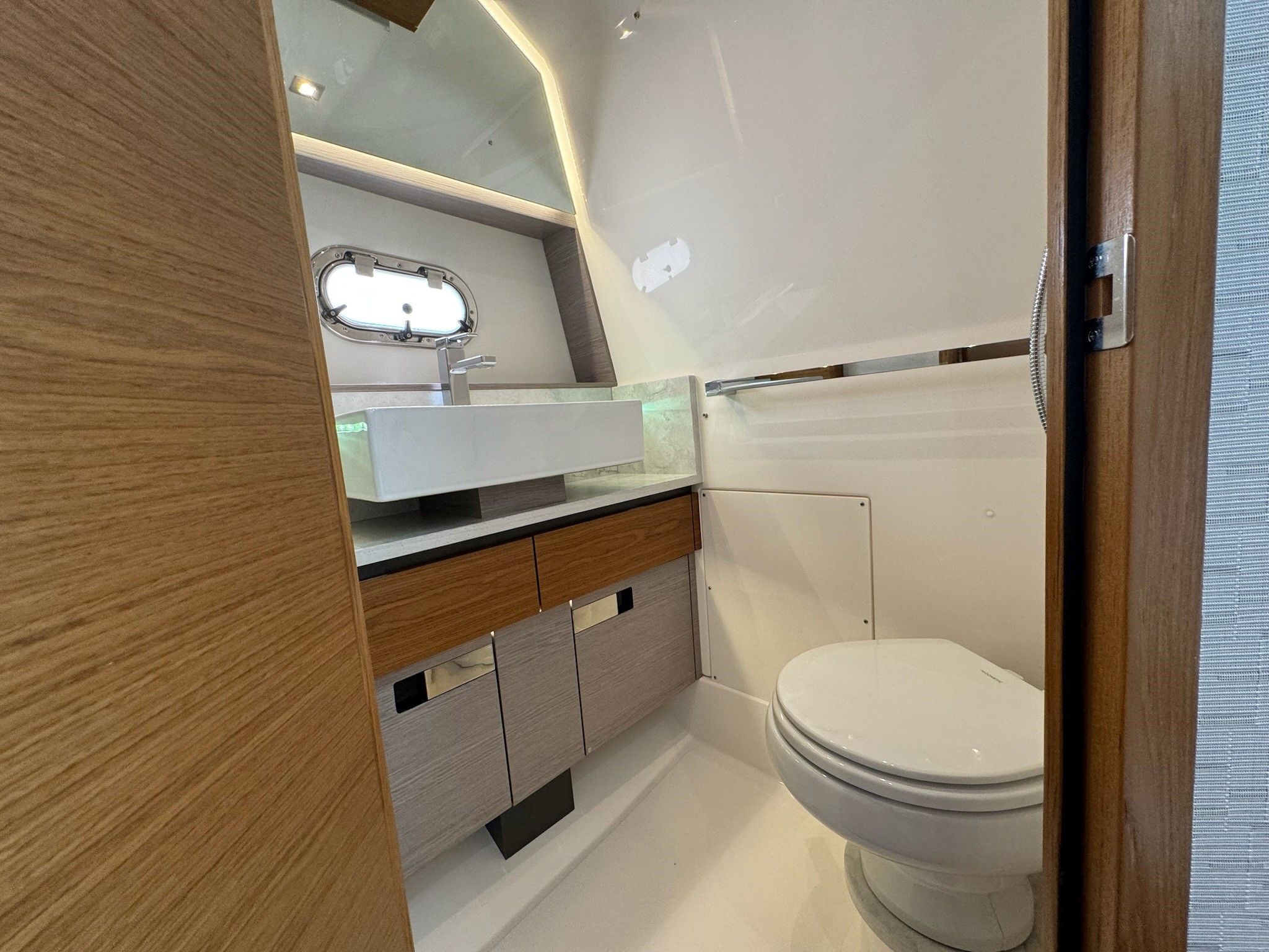 2025 Tiara Yachts 43LS Image Thumbnail #84