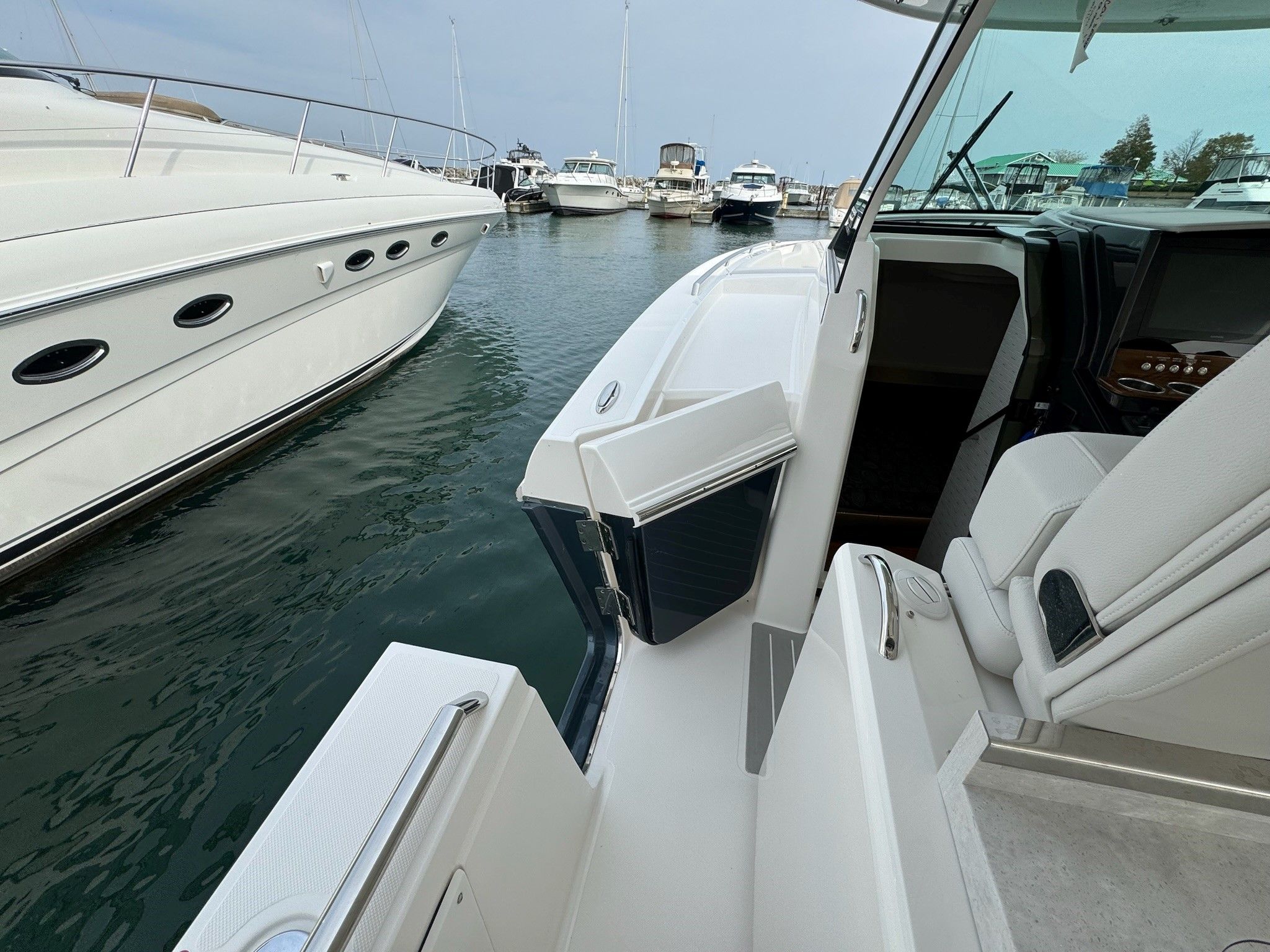 2025 Tiara Yachts
                                                             38LS Image Thumbnail #28