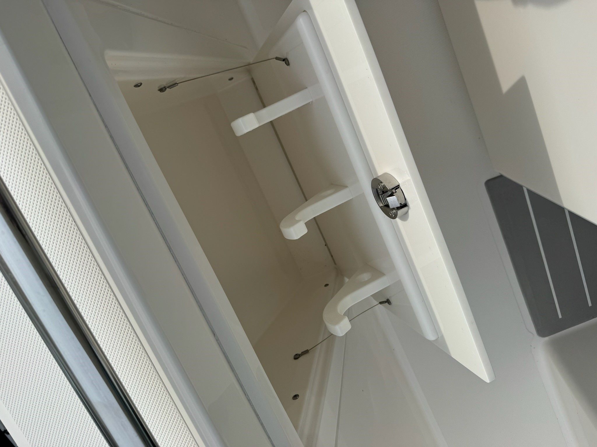 2025 Tiara Yachts
                                                             38LS Image Thumbnail #36