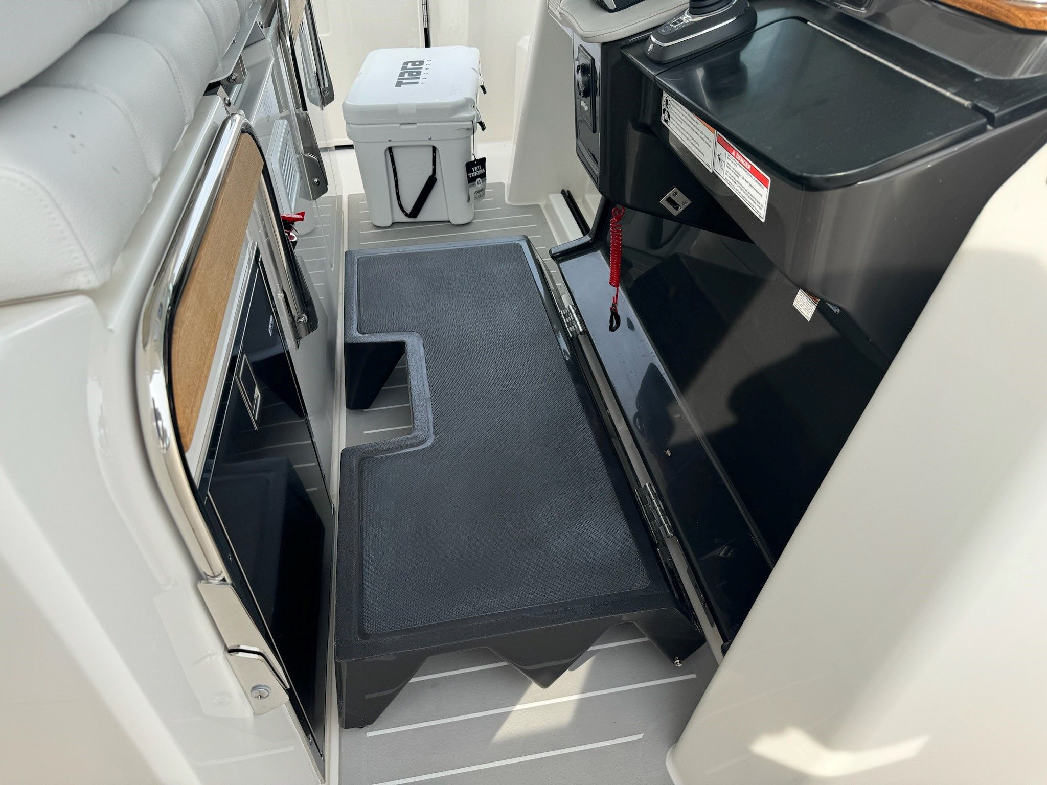 2025 Tiara Yachts
                                                             38LS Image Thumbnail #37