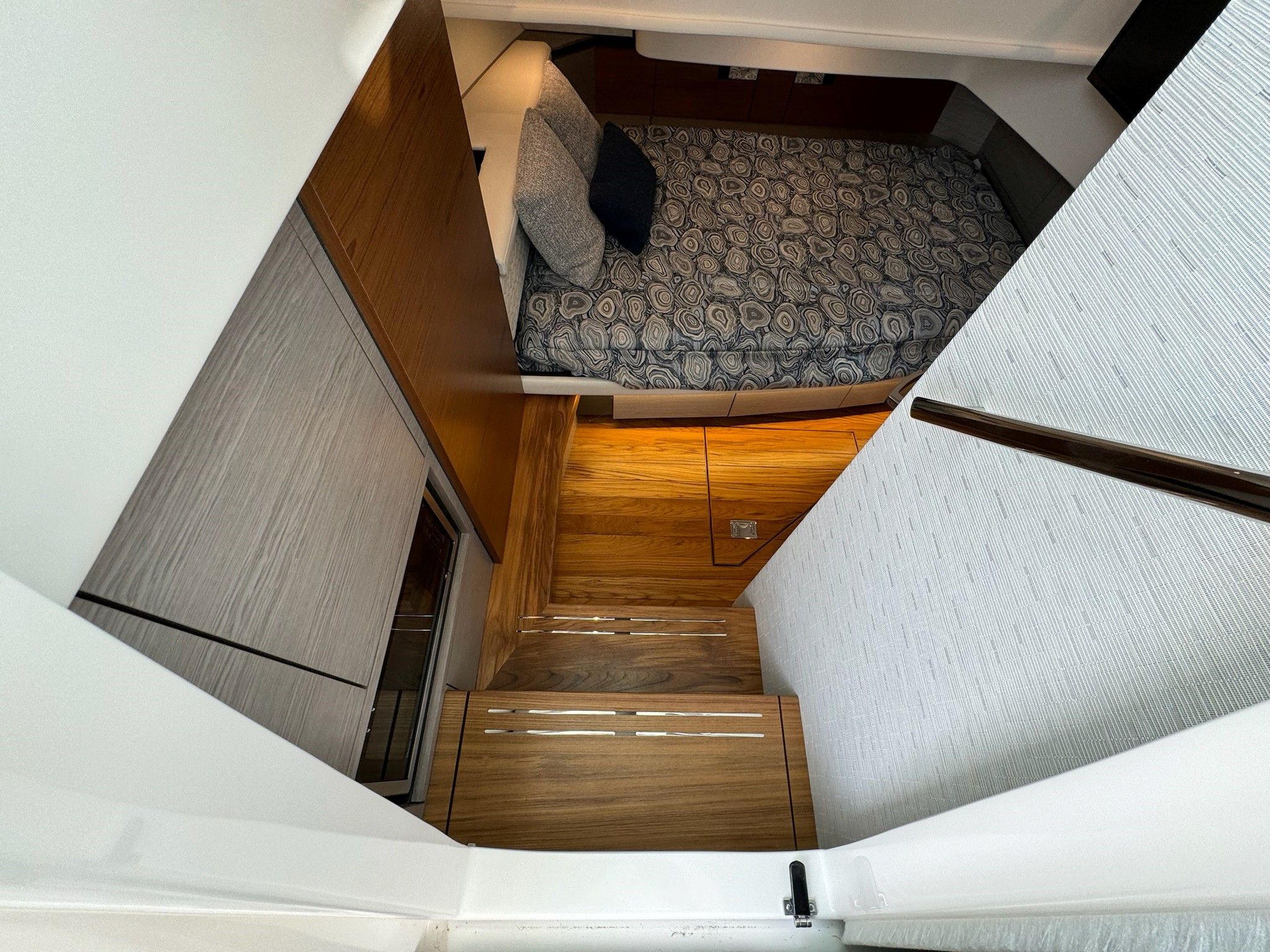2025 Tiara Yachts
                                                             38LS Image Thumbnail #40