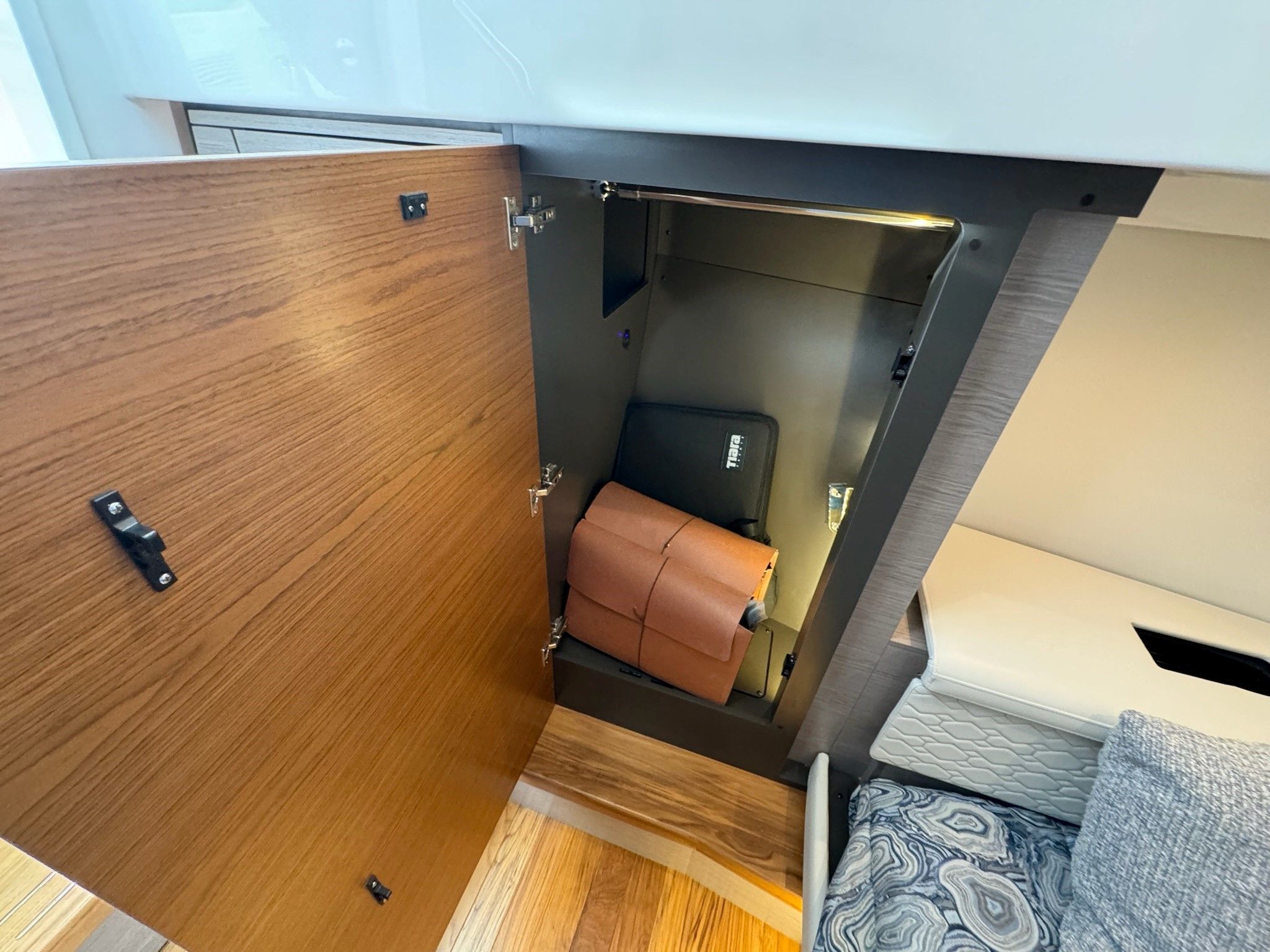 2025 Tiara Yachts
                                                             38LS Image Thumbnail #41