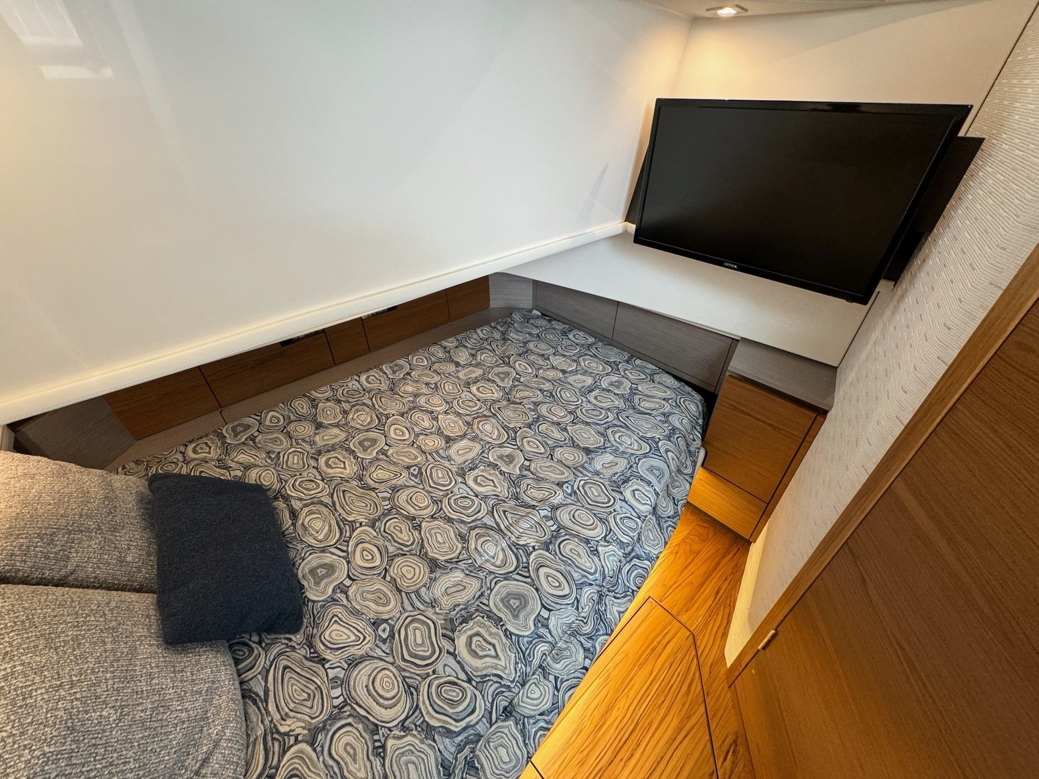 2025 Tiara Yachts
                                                             38LS Image Thumbnail #42