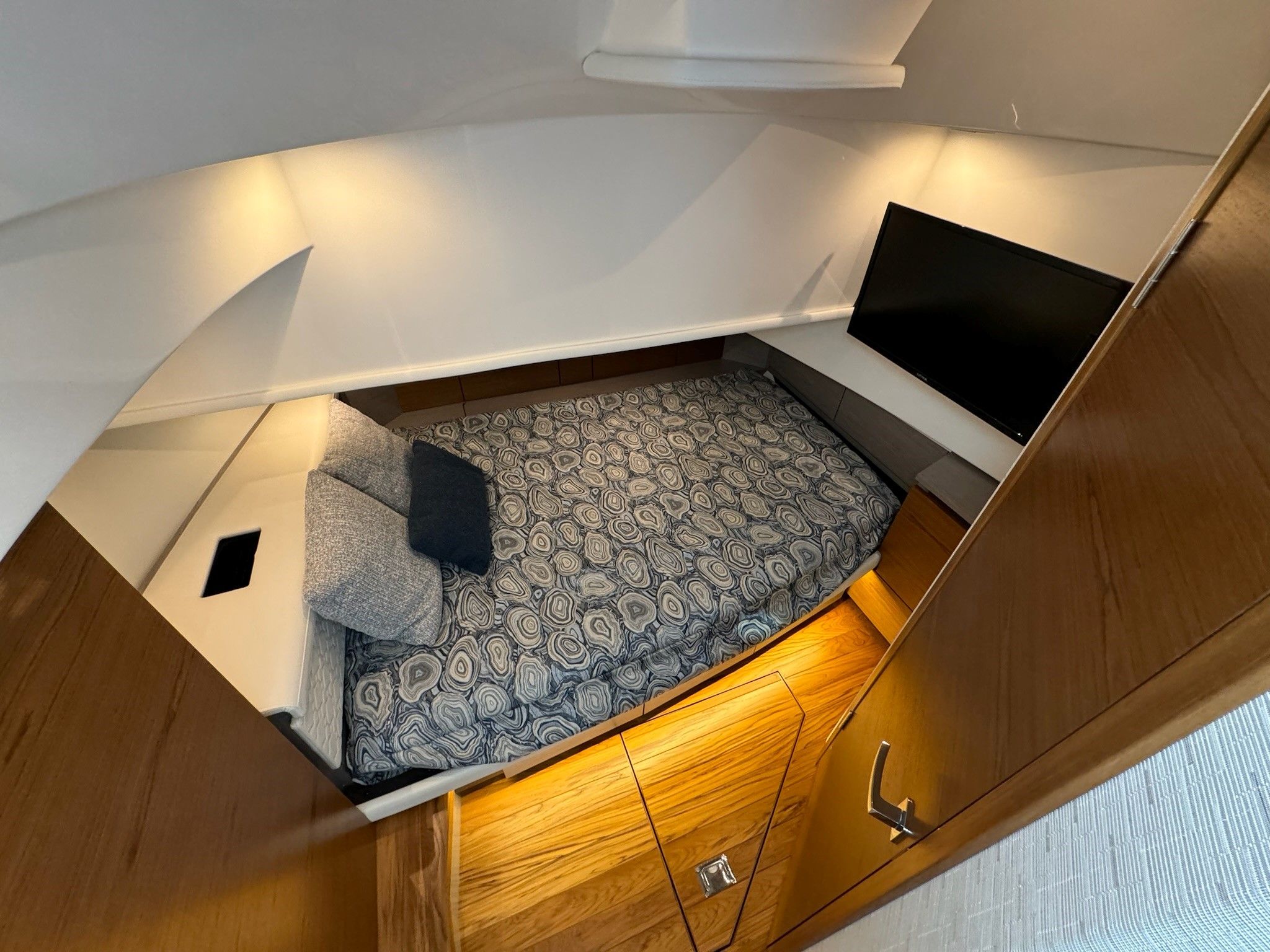 2025 Tiara Yachts
                                                             38LS Image Thumbnail #43