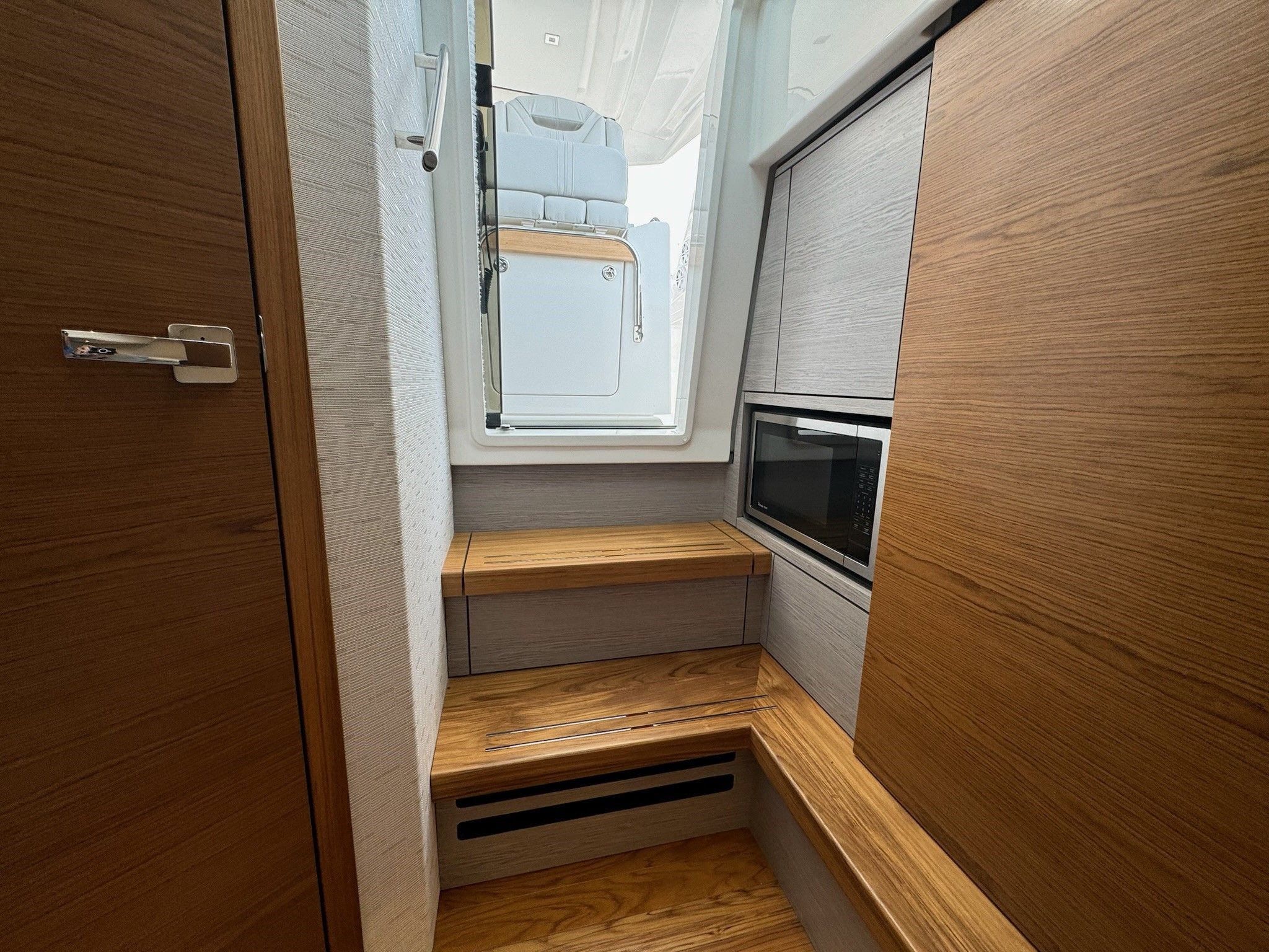 2025 Tiara Yachts
                                                             38LS Image Thumbnail #44