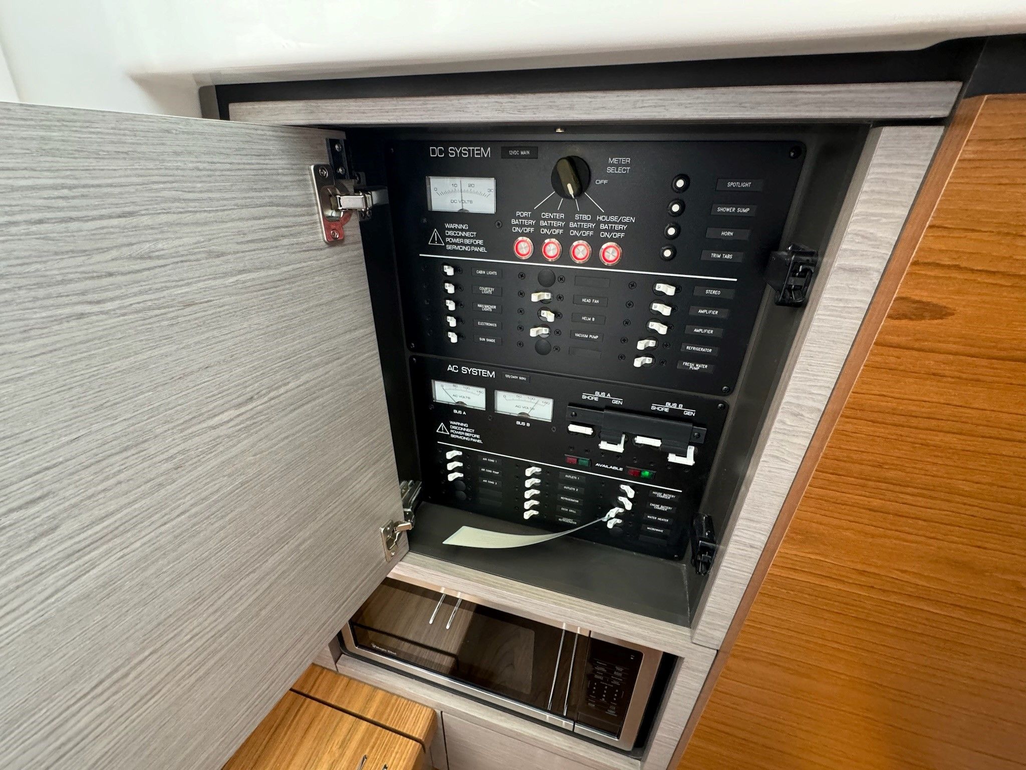 2025 Tiara Yachts
                                                             38LS Image Thumbnail #46