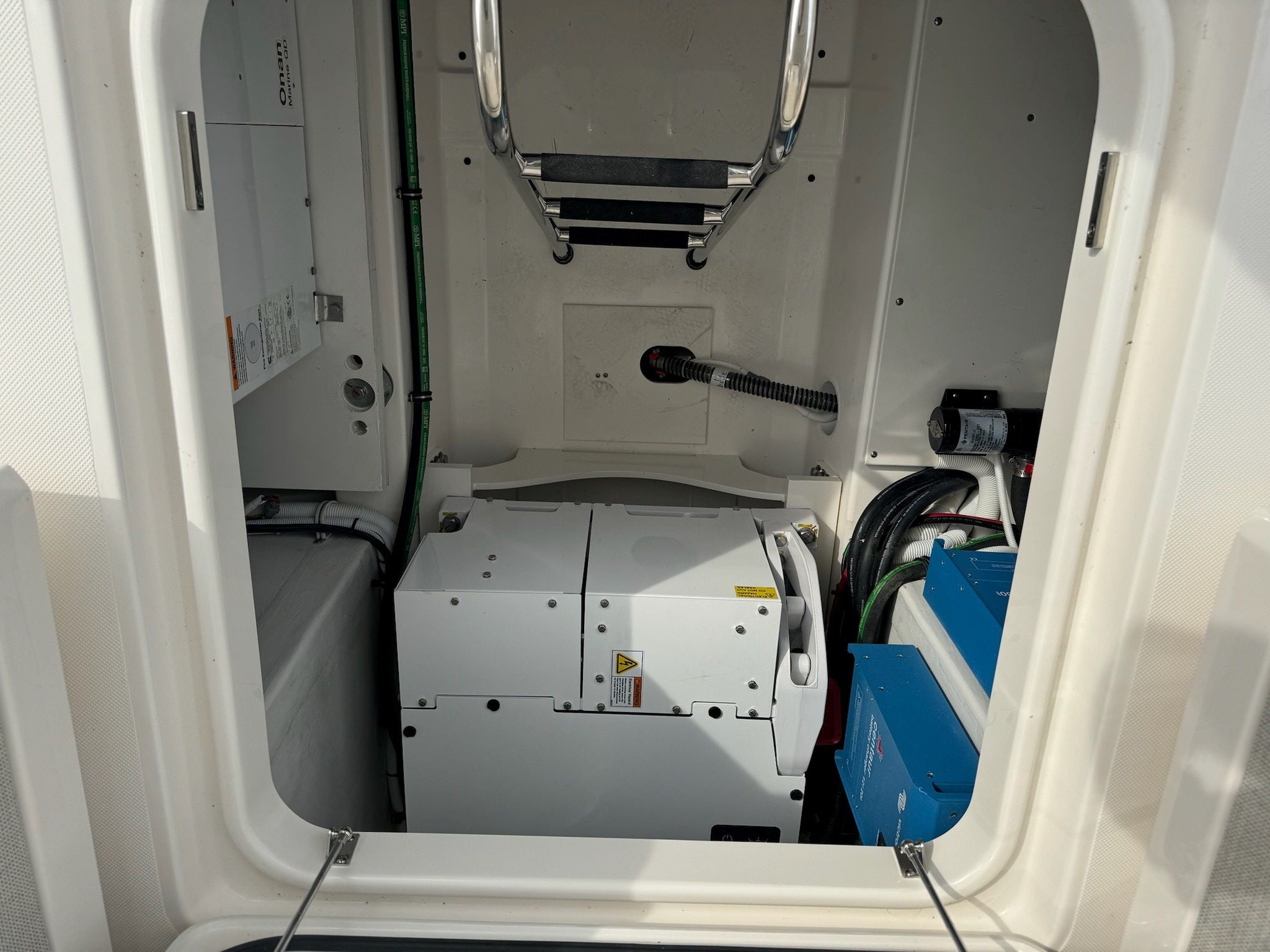 2025 Tiara Yachts
                                                             38LS Image Thumbnail #53