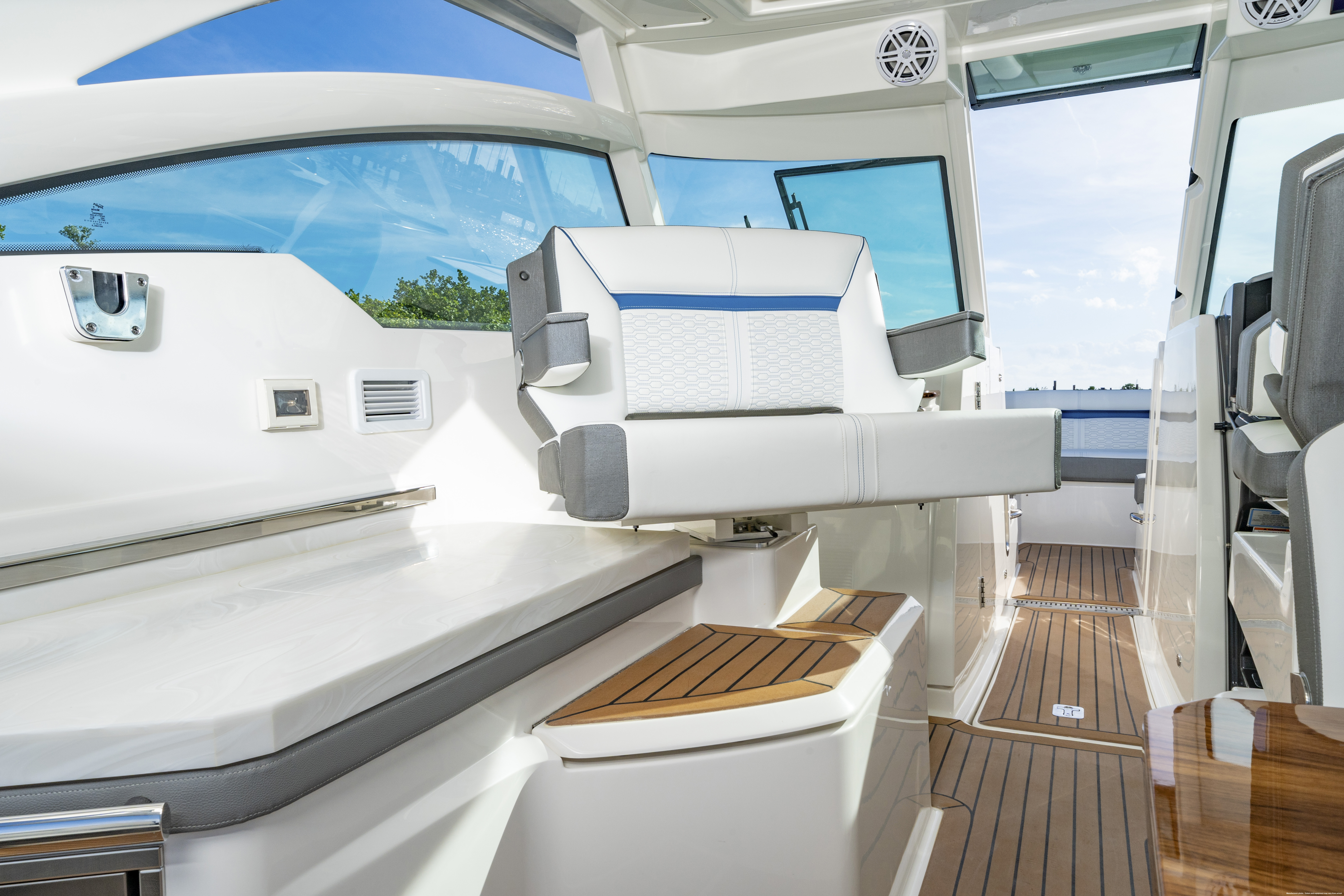 2025 Tiara Yachts
                                                             LX 34 Image Thumbnail #10