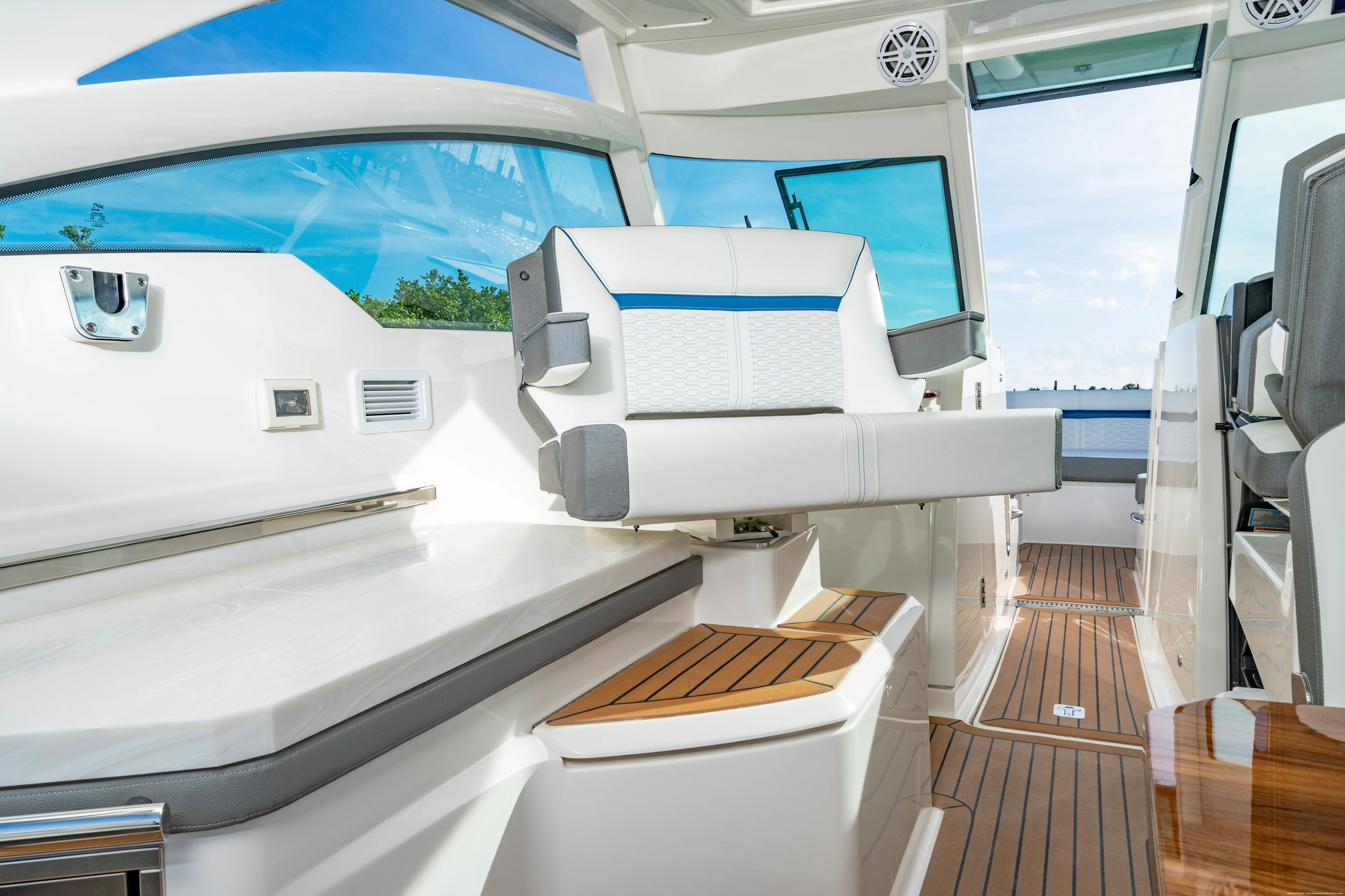 2025 Tiara Yachts LX 34 Image Thumbnail #10