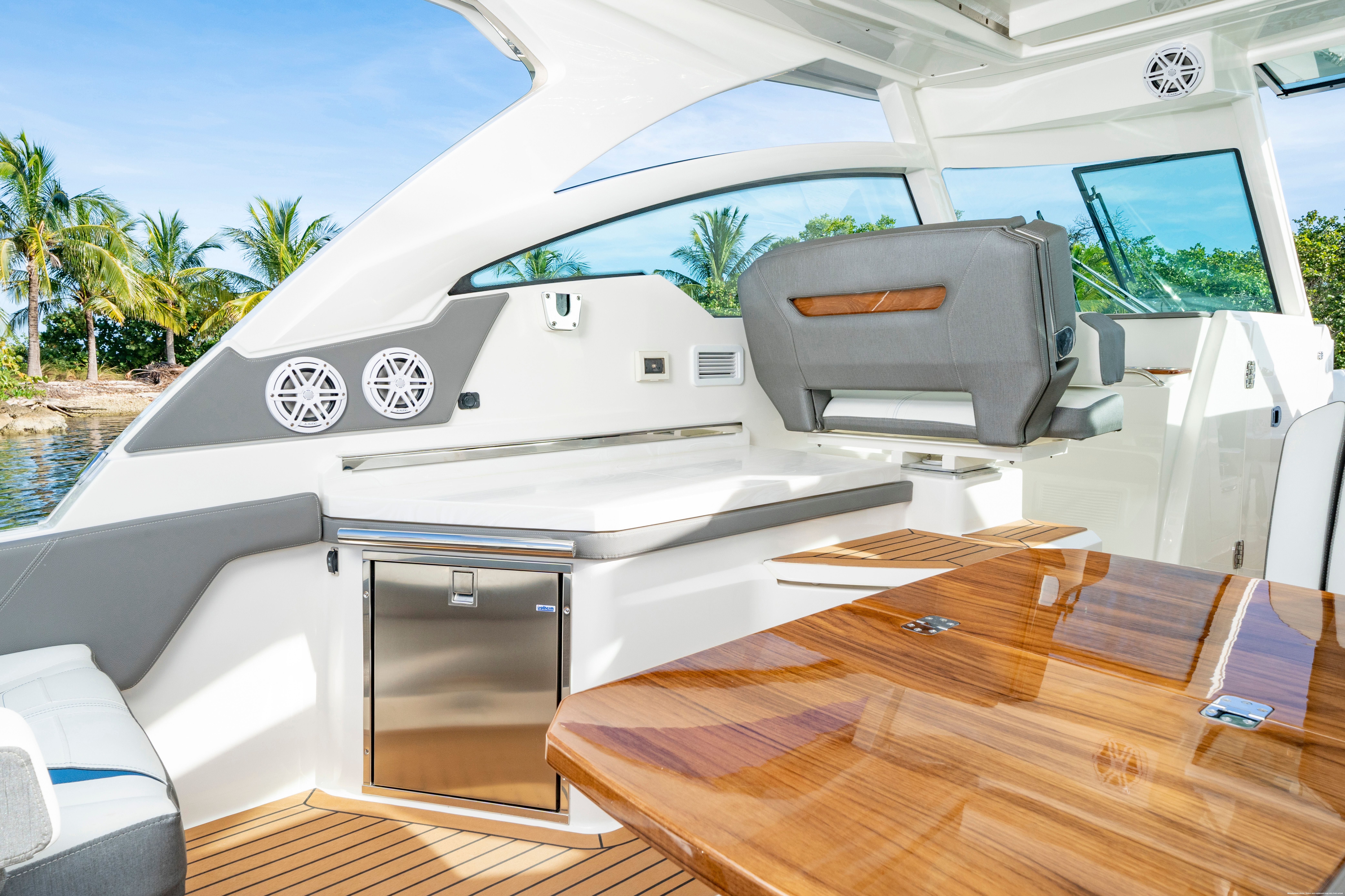 2025 Tiara Yachts LX 34 Image Thumbnail #8